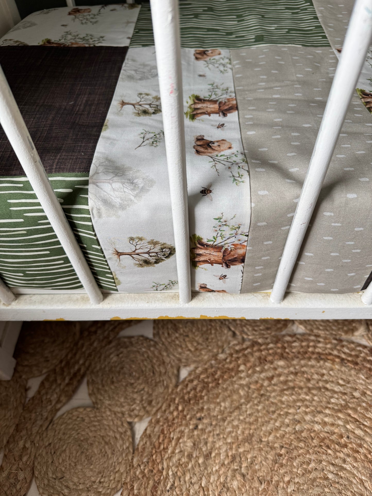 Prête à partir, Couverture de style courtepointe légèrement matelassée, Oursons et arbres. Endos doux en minky vert