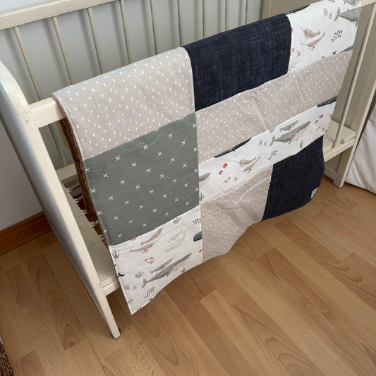 Prête à partir, Couverture de style courtepointe légèrement matelassée, familles de baleines.  Endos doux en minky taupe