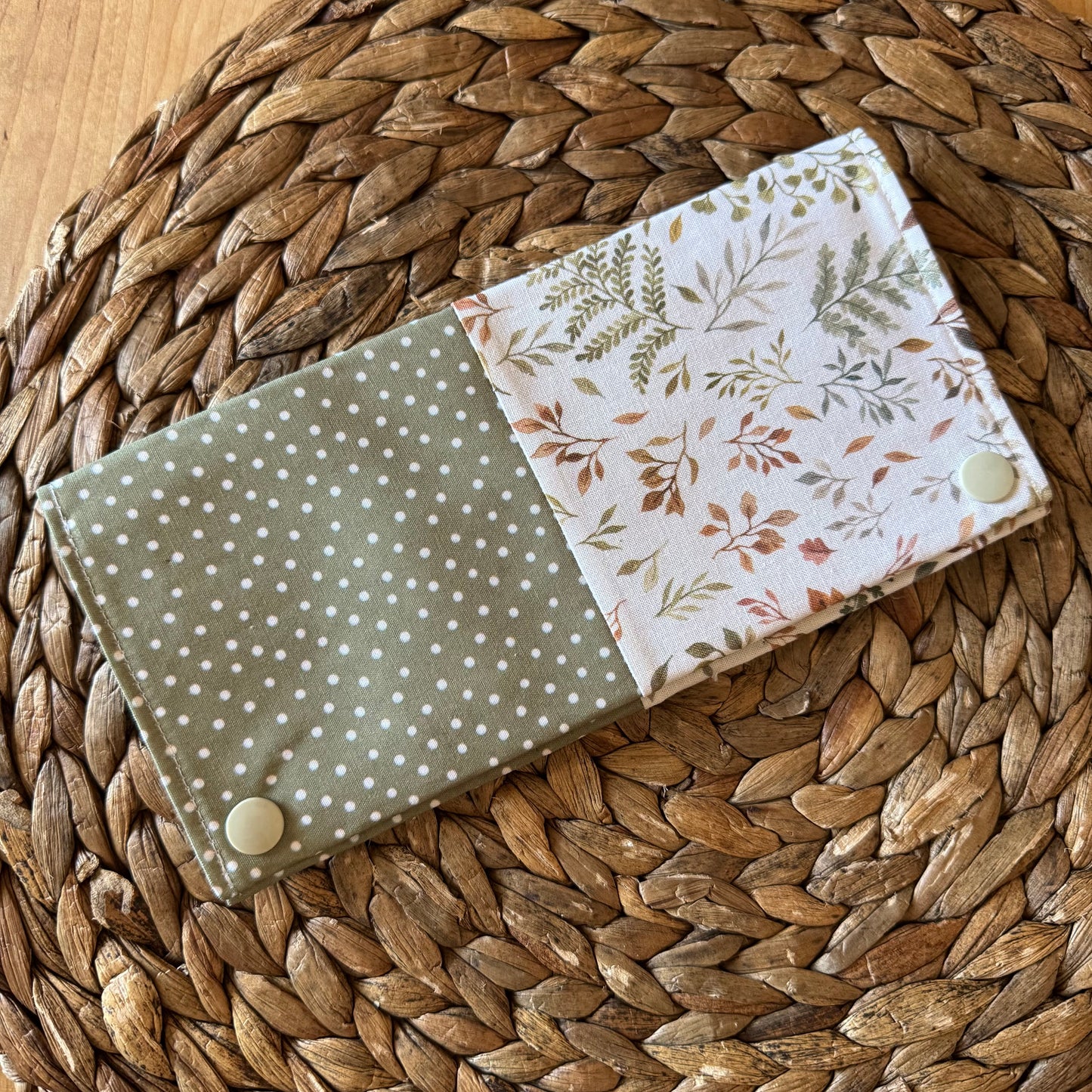 Protège carnet de santé pouvant contenir 2-3 carnets et 8-10 cartes. PRÊTS À PARTIR