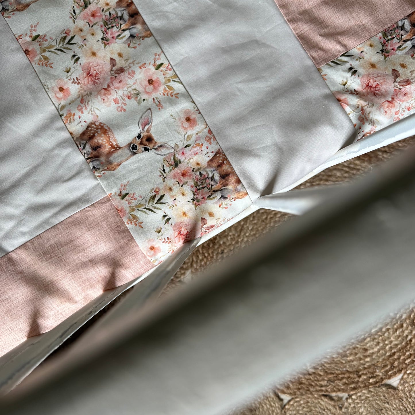 Prête à partir, Couverture de style courtepointe légèrement matelassée, cerfs fleuri rose et jaune. Endos doux en minky ivoire