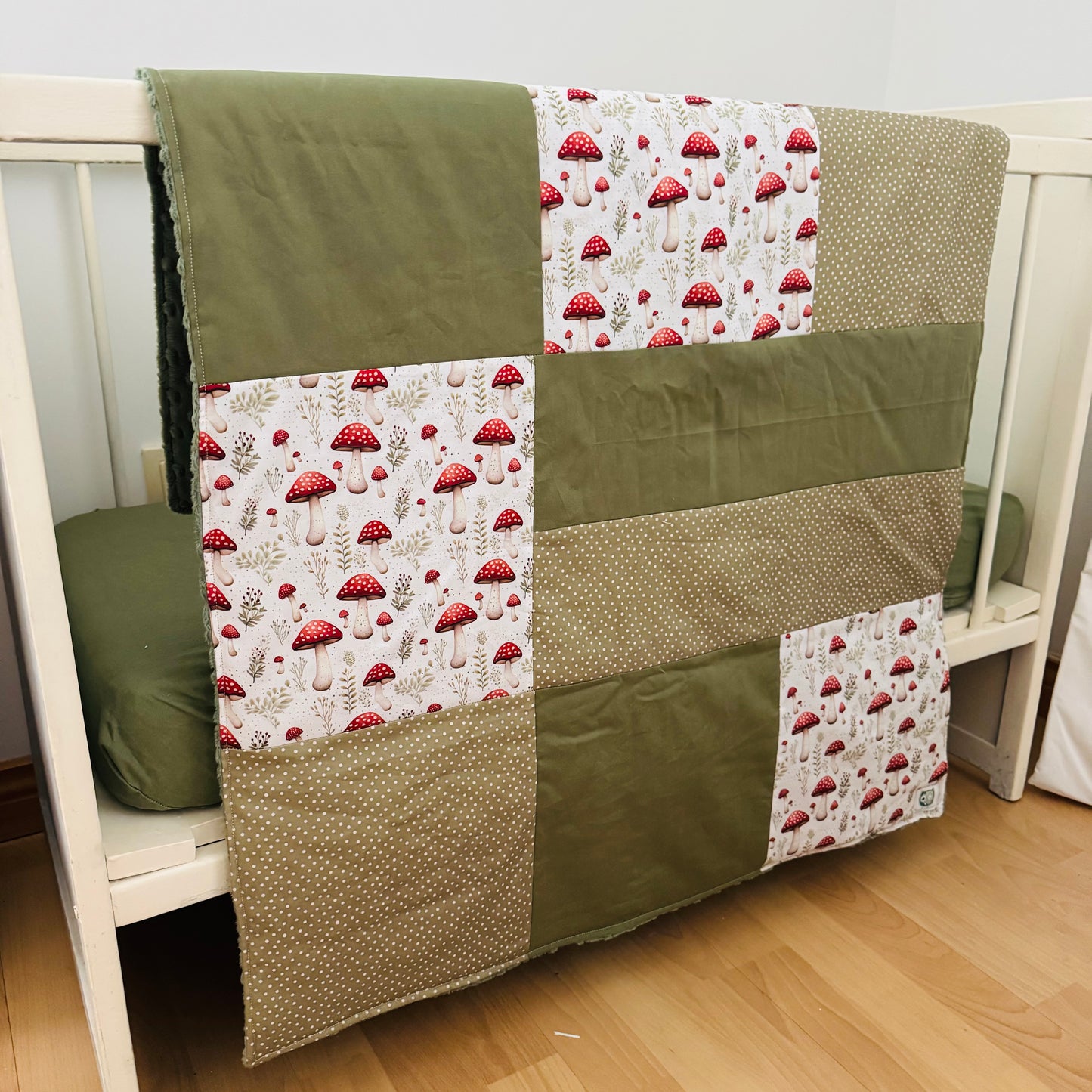Prête à partir, Couverture de style courtepointe légèrement matelassée, Champignons. Endos doux en minky vert olive