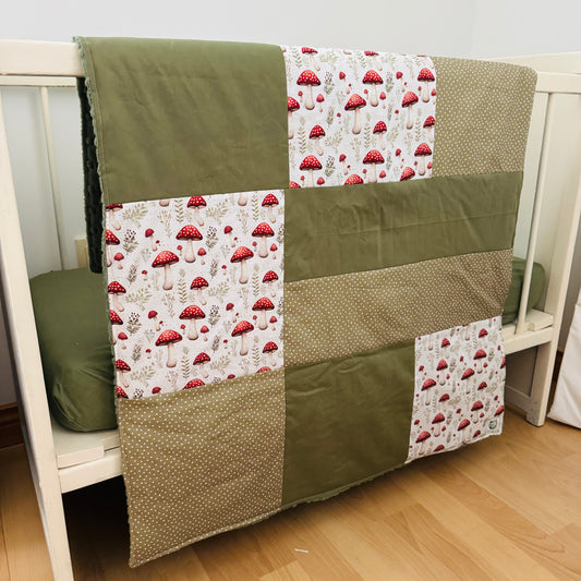 Prête à partir, Couverture de style courtepointe légèrement matelassée, Champignons.  Endos doux en minky vert olive