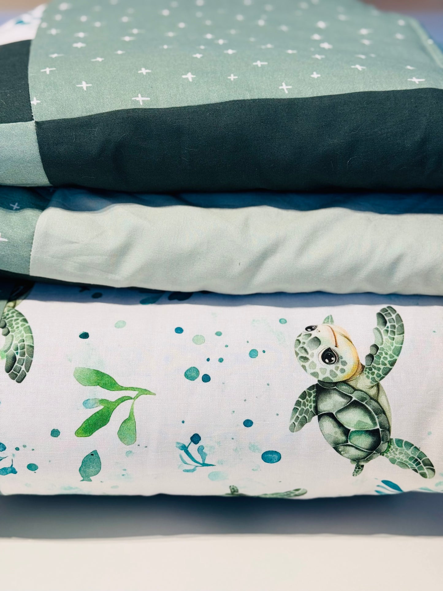 Prête à partir, Couverture de style courtepointe légèrement matelassée, tortues. Endos doux en minky émeraude