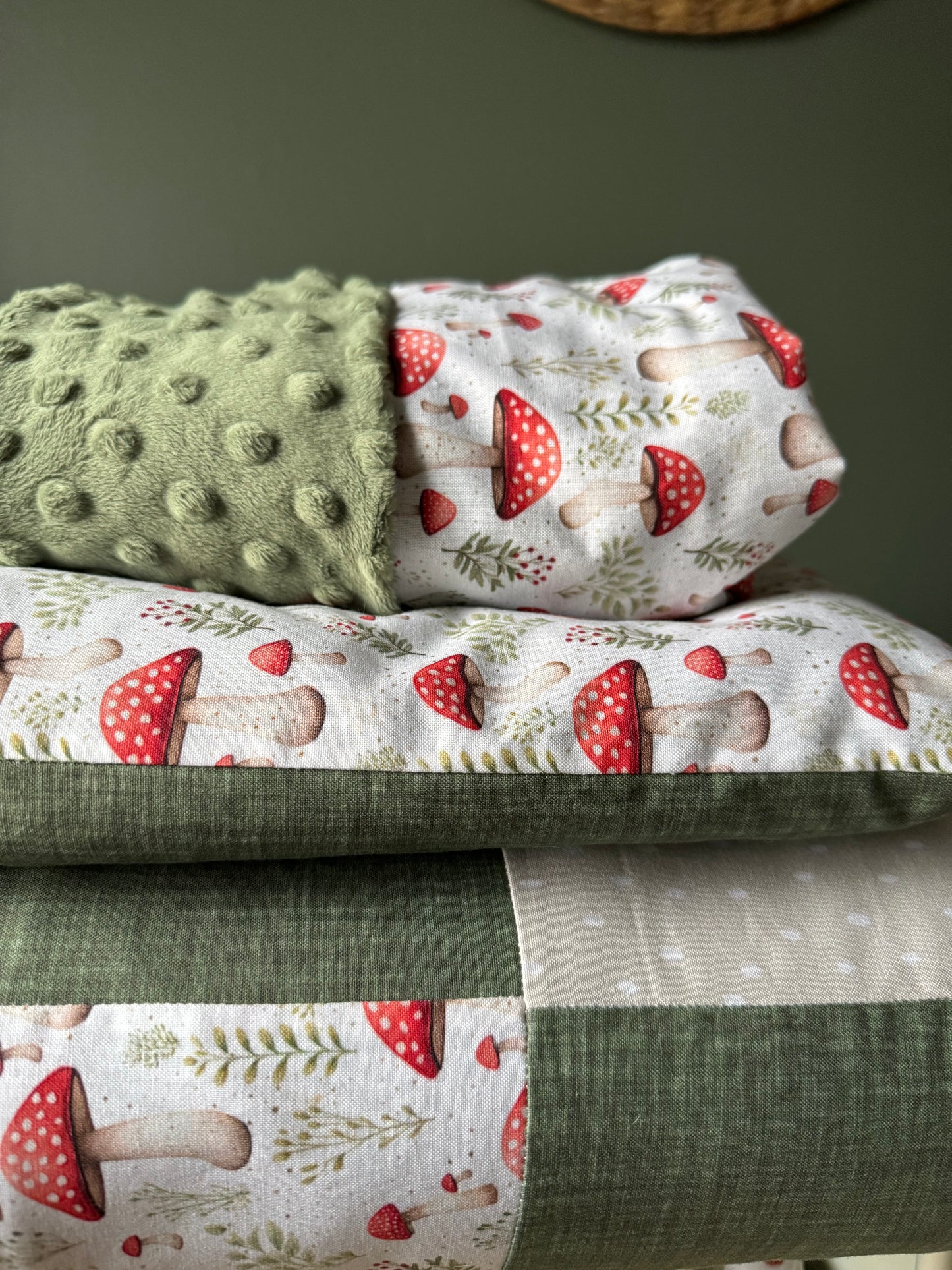 Couverture de style courtepointe Champignons, légèrement matelassée. Endos doux au choix et possibilité d'ajouter des accessoires assortis (délai 2-4 semaines)