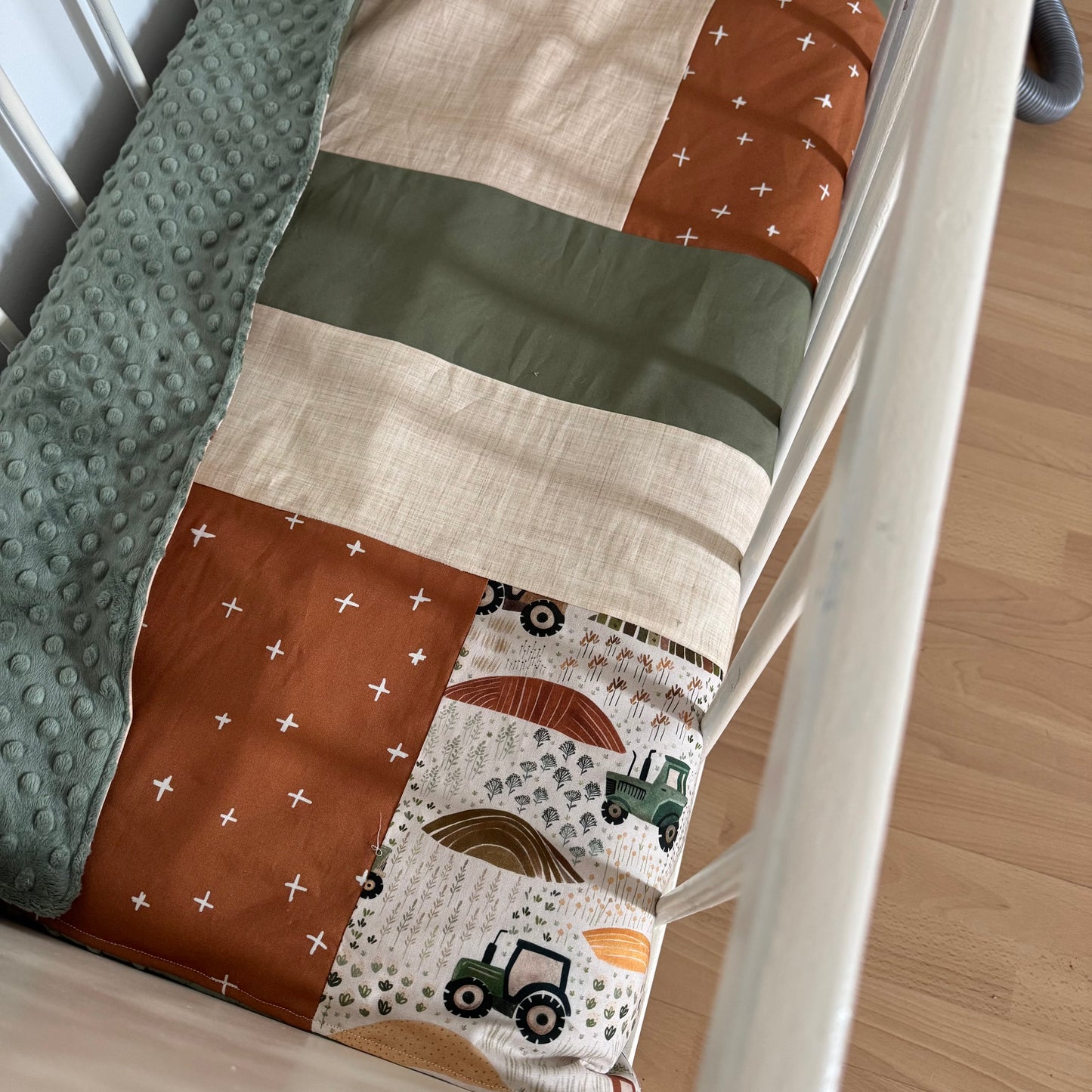 Prête à partir, Couverture de style courtepointe légèrement matelassée, tracteurs . Endos doux en minky vert olive