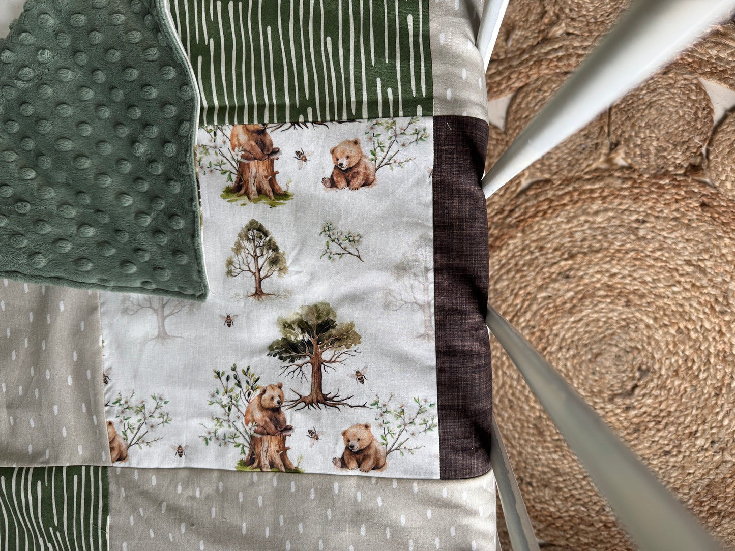 Prête à partir, Couverture de style courtepointe légèrement matelassée, Oursons et arbres. Endos doux en minky vert