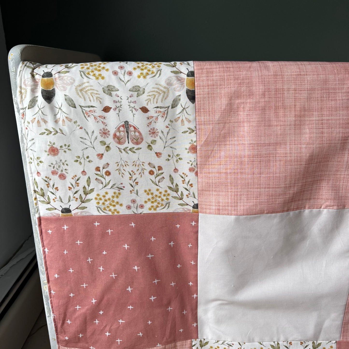 Prête à partir, Couverture de style courtepointe légèrement matelassée, Abeilles. Endos doux en minky ivoire