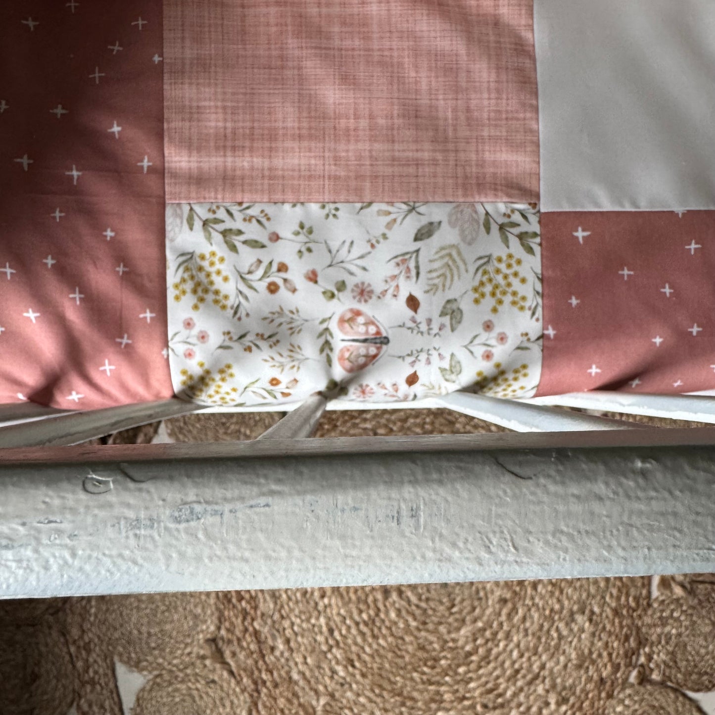Prête à partir, Couverture de style courtepointe légèrement matelassée, Abeilles. Endos doux en minky ivoire