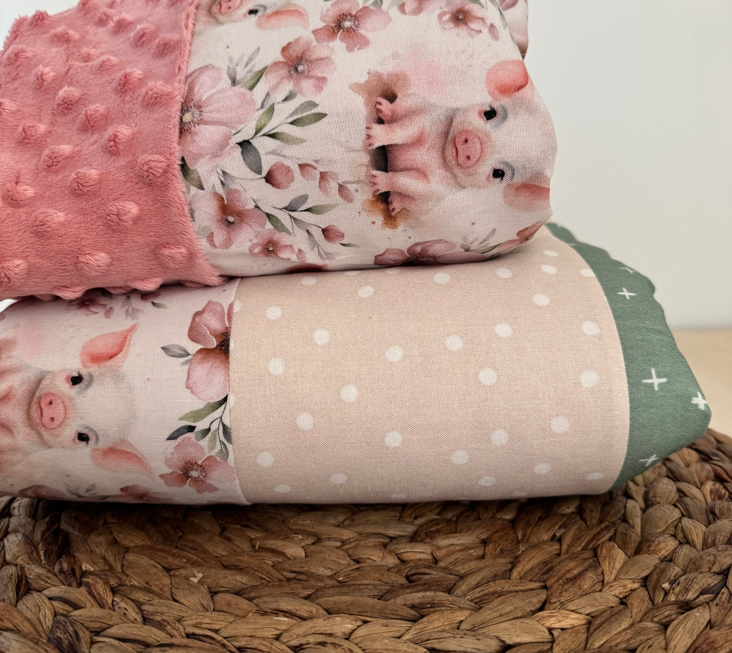 Prête à partir, Couverture de style courtepointe légèrement matelassée, Cochons roses. Endos doux en minky ivoire