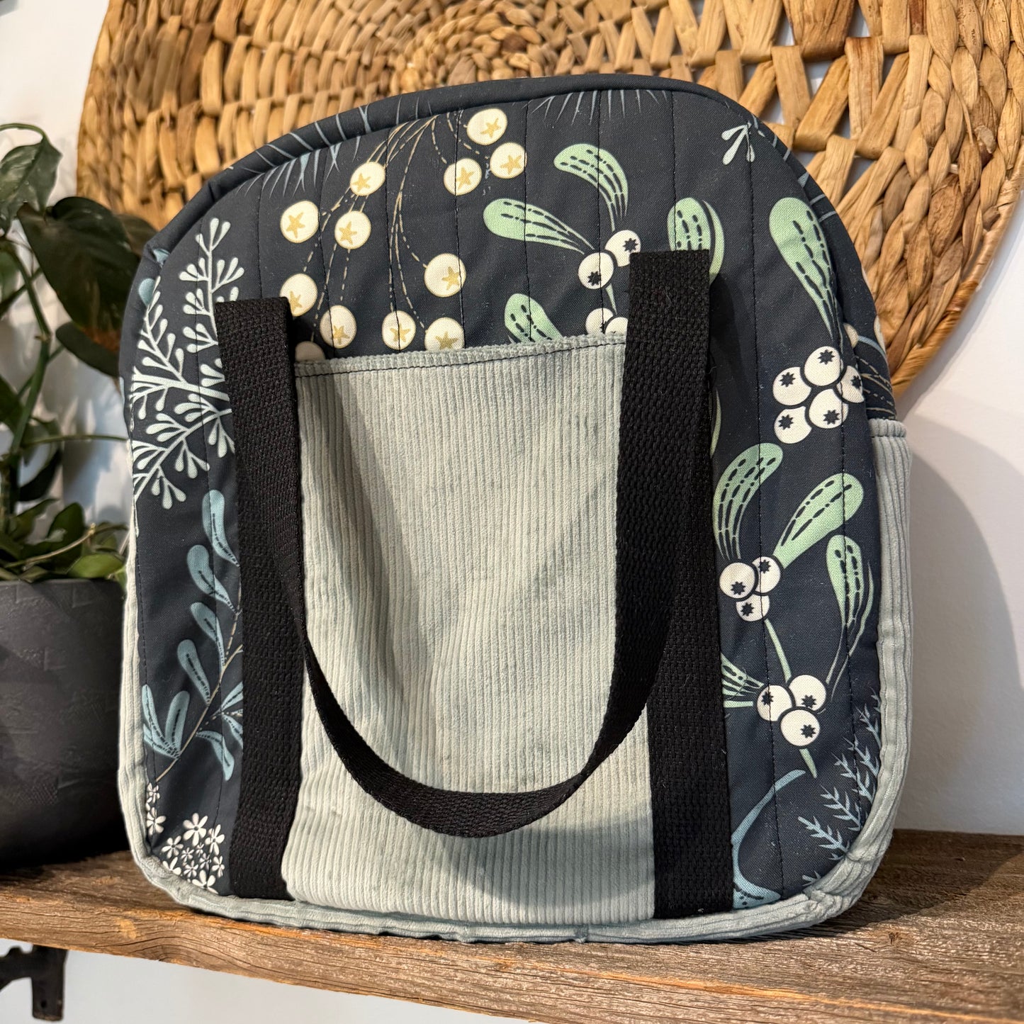 Lunch bag, waterproof and insulated lunch box. Ready to go