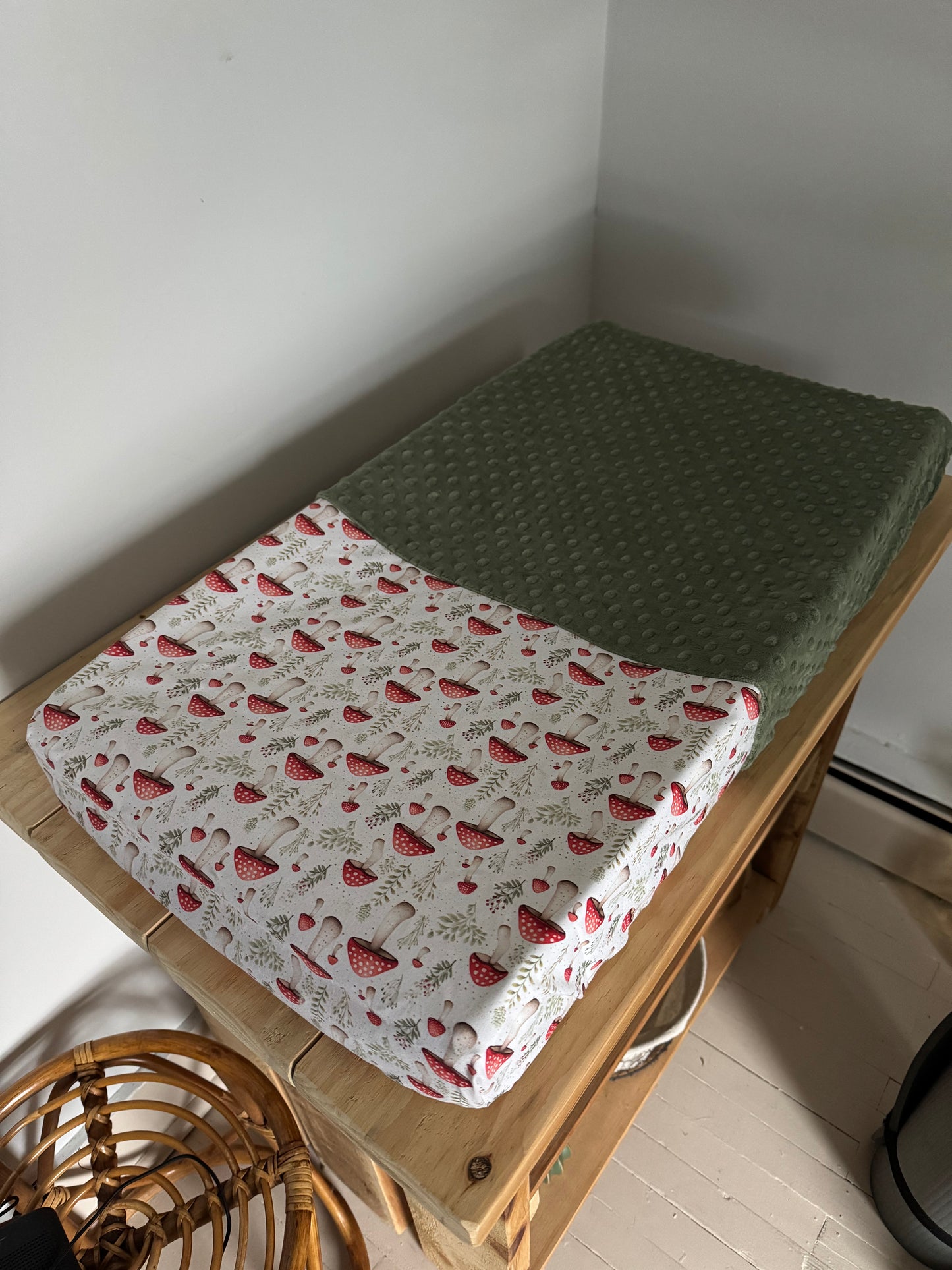 Couverture de style courtepointe Champignons, légèrement matelassée. Endos doux au choix et possibilité d'ajouter des accessoires assortis (délai 2-4 semaines)