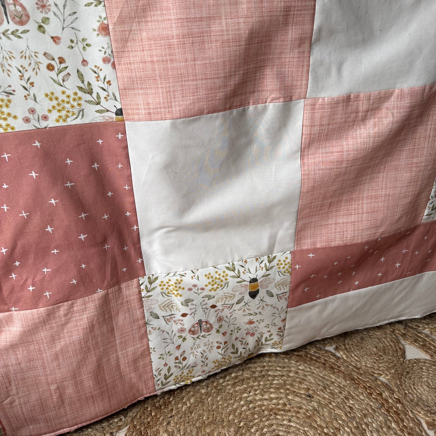 Prête à partir, Couverture de style courtepointe légèrement matelassée, Abeilles. Endos doux en minky ivoire