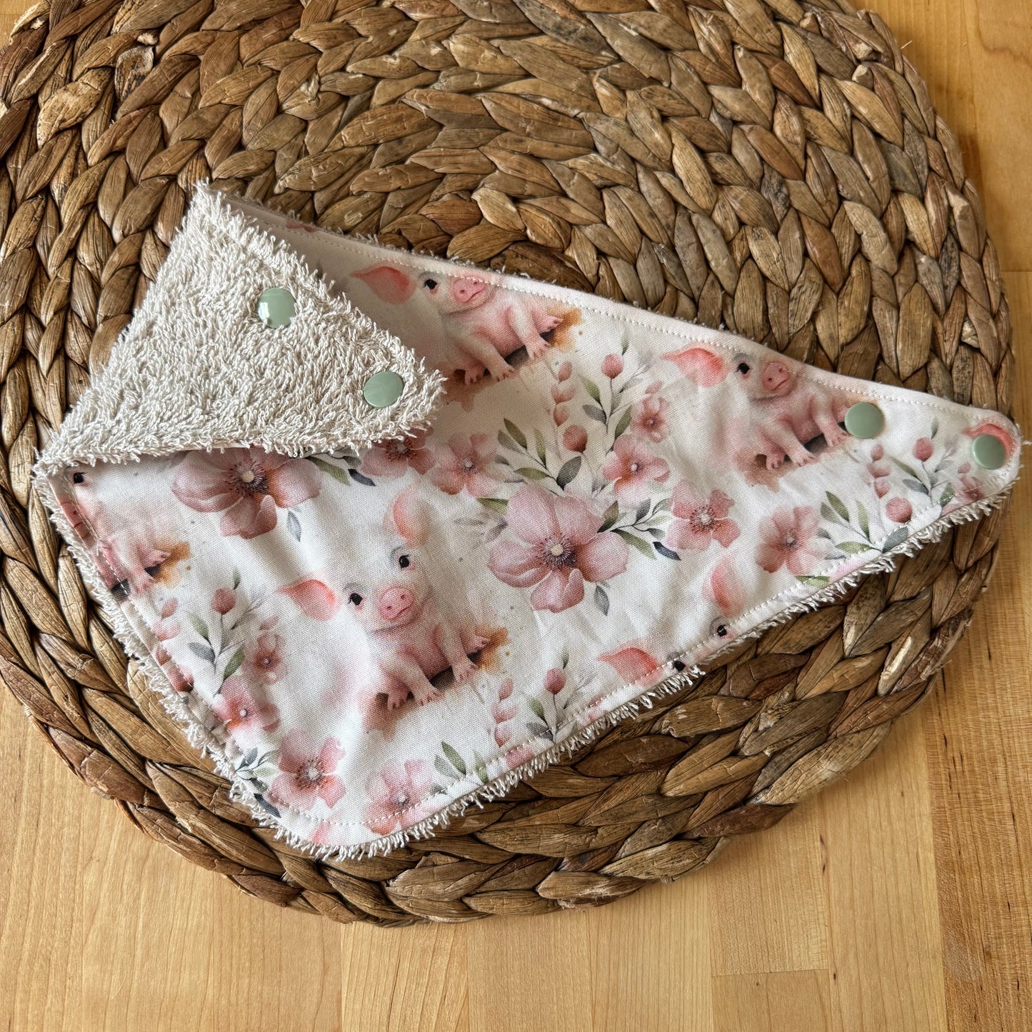 Foulard-Bavoir, petite bavette style bandana, bavoir, avec endos en ratine absorbante.