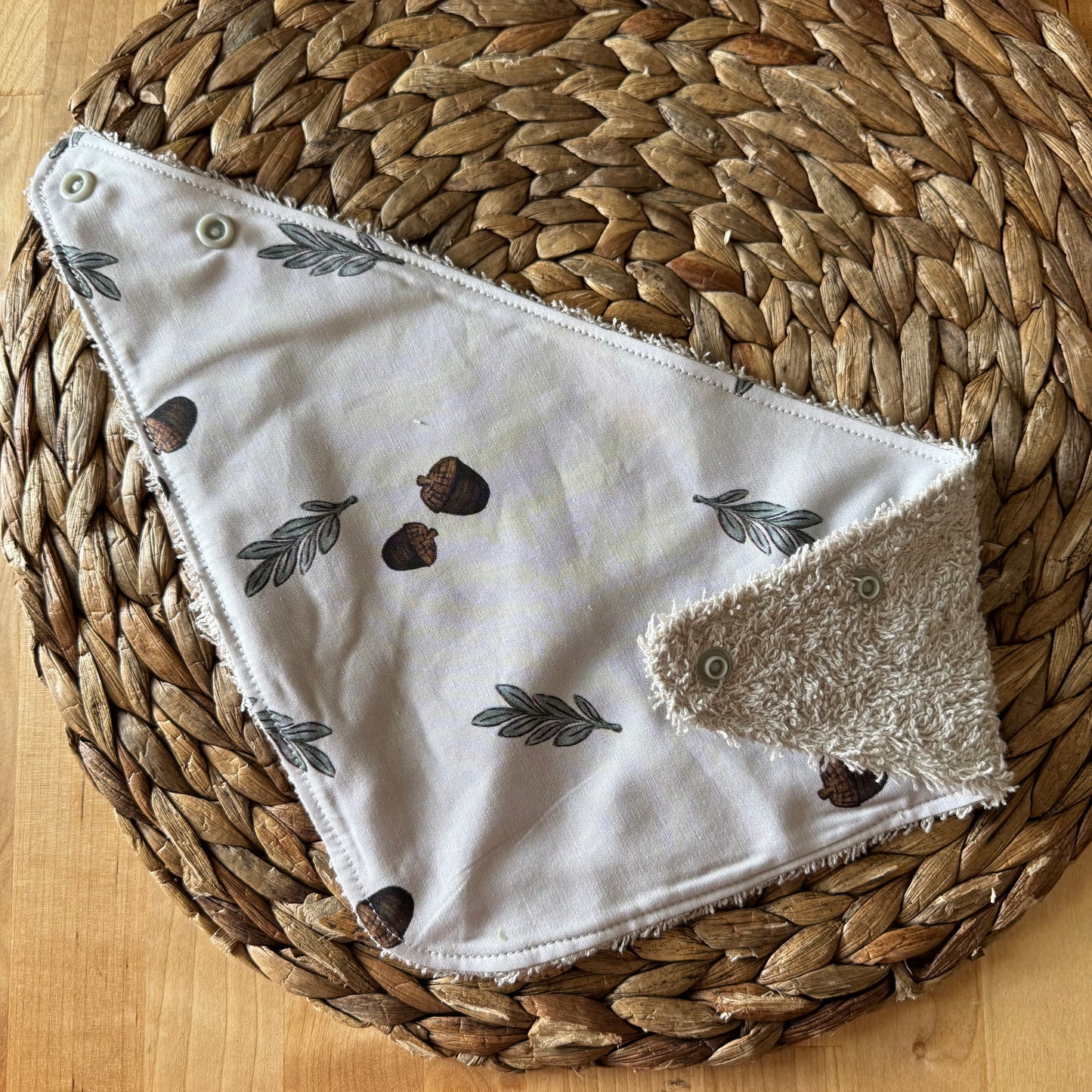 Foulard-Bavoir, petite bavette style bandana, bavoir, avec endos en ratine absorbante.