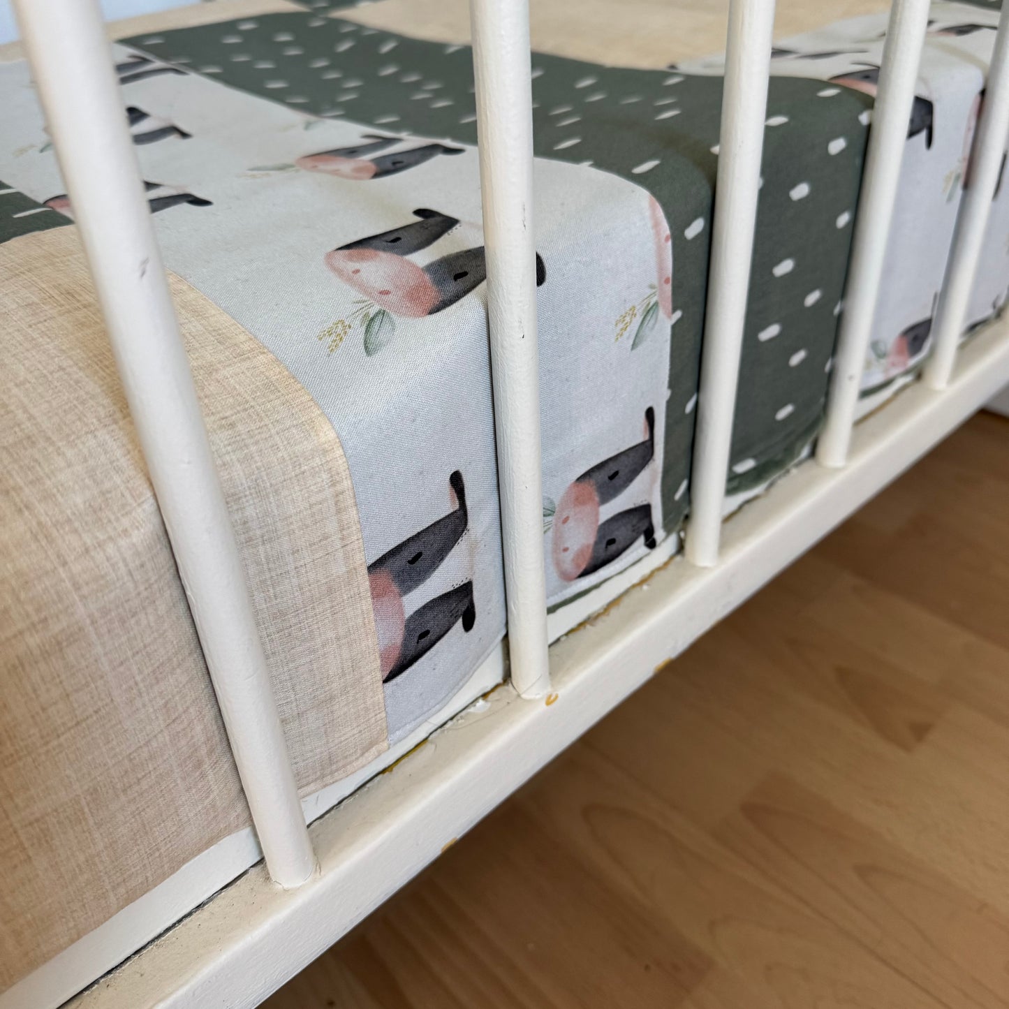 Prête à partir, Couverture de style courtepointe légèrement matelassée, vaches noires et blanches. Endos doux en minky vert olive