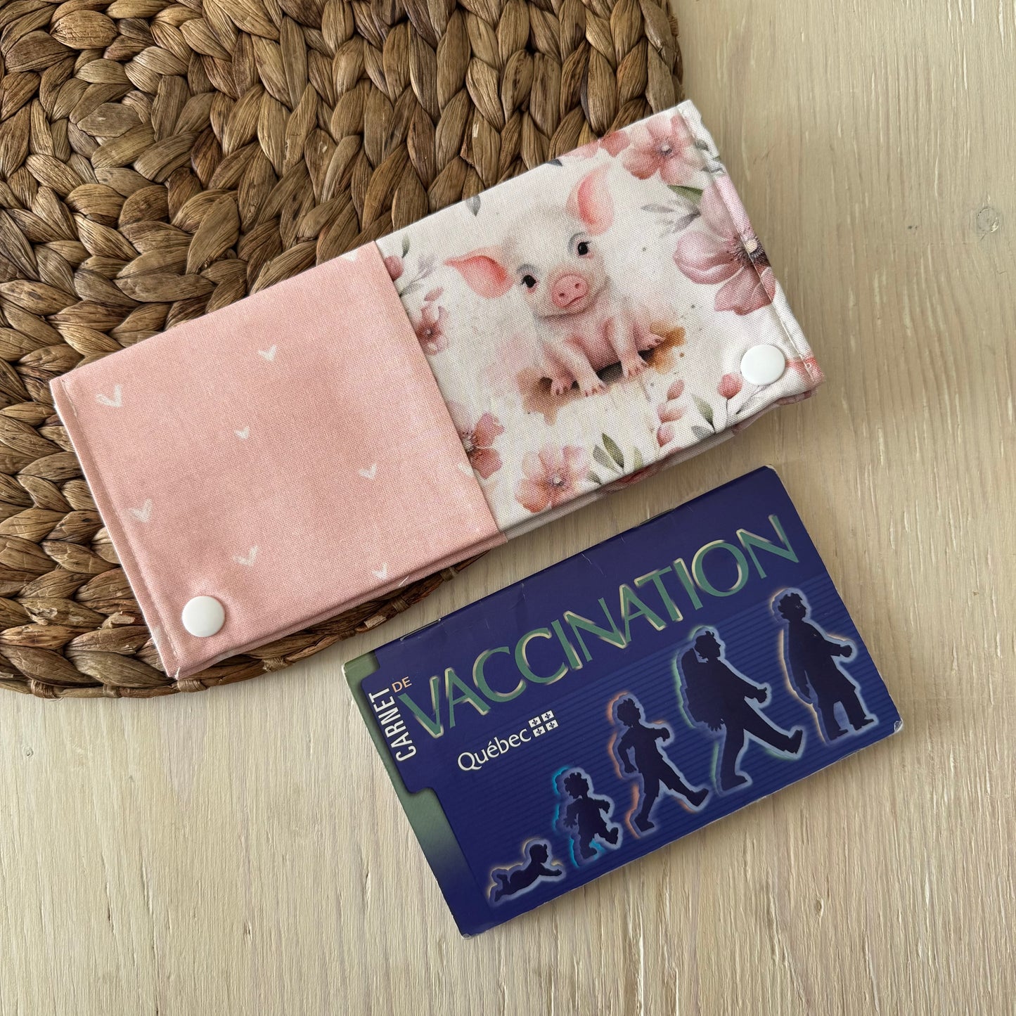 Protège carnet de santé pouvant contenir 2-3 carnets et 8-10 cartes. PRÊTS À PARTIR