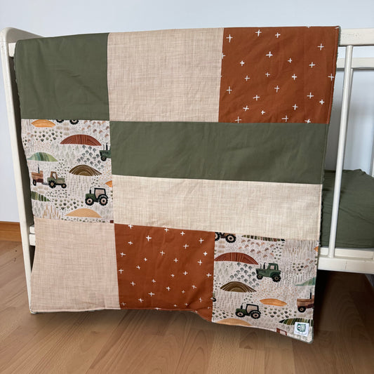 Prête à partir, Couverture de style courtepointe légèrement matelassée, tracteurs .  Endos doux en minky vert olive