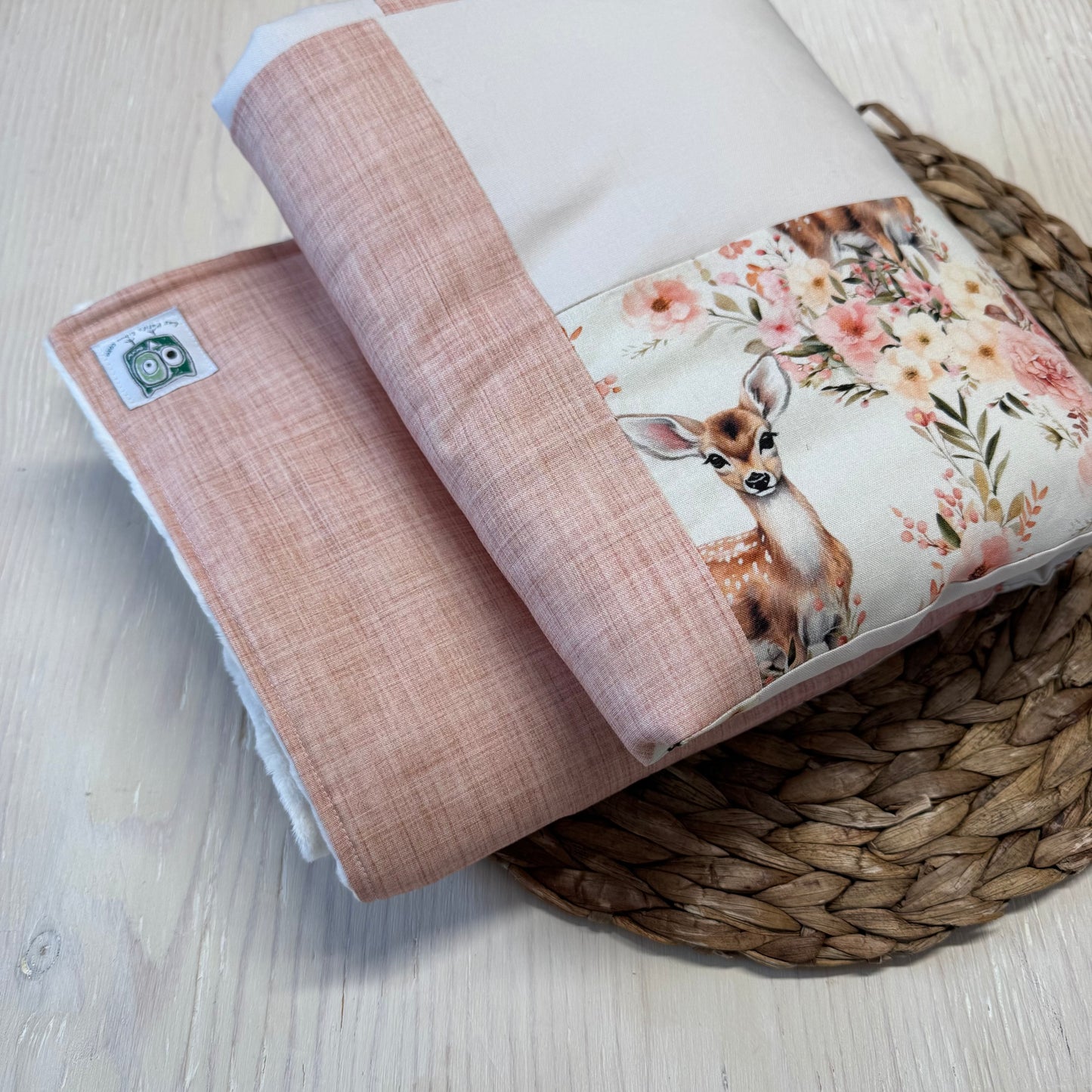 Prête à partir, Couverture de style courtepointe légèrement matelassée, cerfs fleuri rose et jaune. Endos doux en minky ivoire