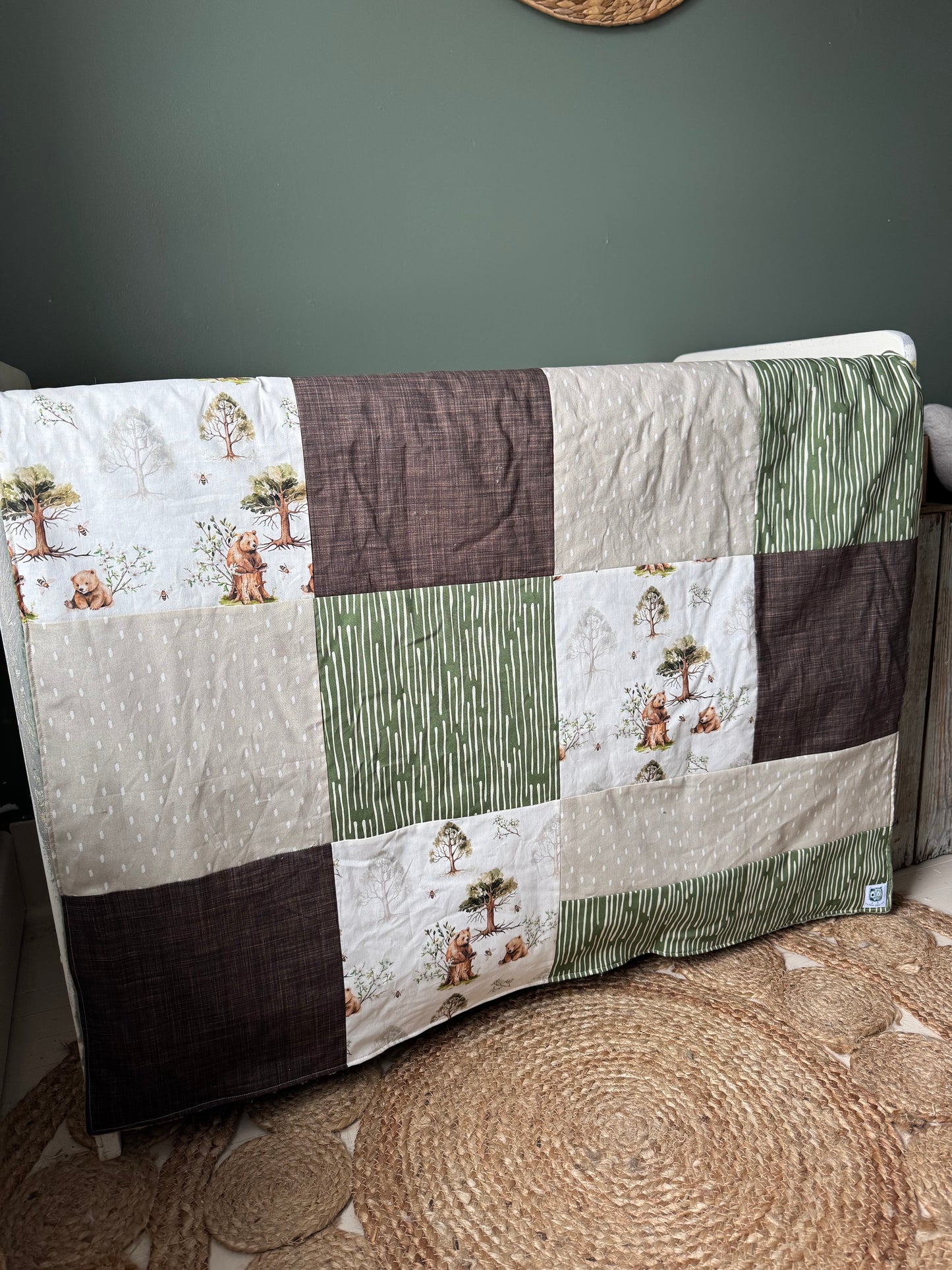 Prête à partir, Couverture de style courtepointe légèrement matelassée, Oursons et arbres. Endos doux en minky vert