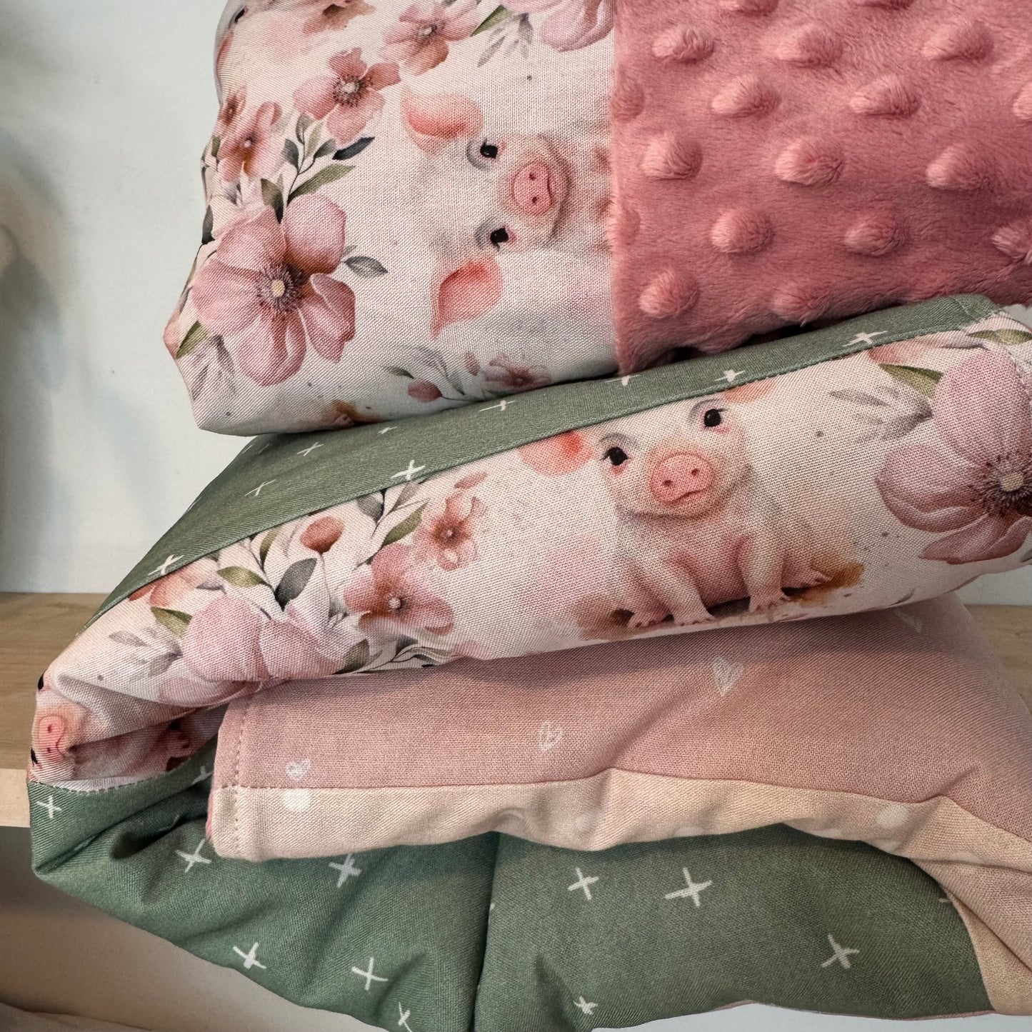Prête à partir, Couverture de style courtepointe légèrement matelassée, Cochons roses. Endos doux en minky ivoire