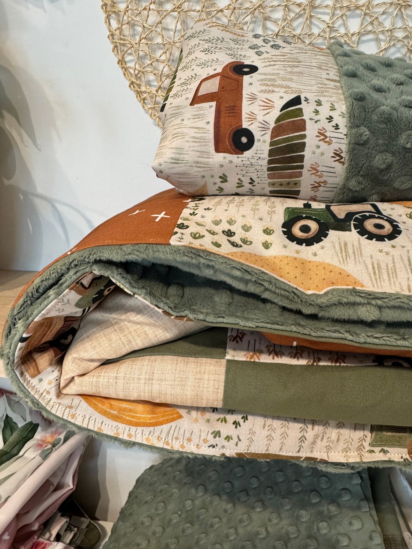 Prête à partir, Couverture de style courtepointe légèrement matelassée, tracteurs . Endos doux en minky vert olive
