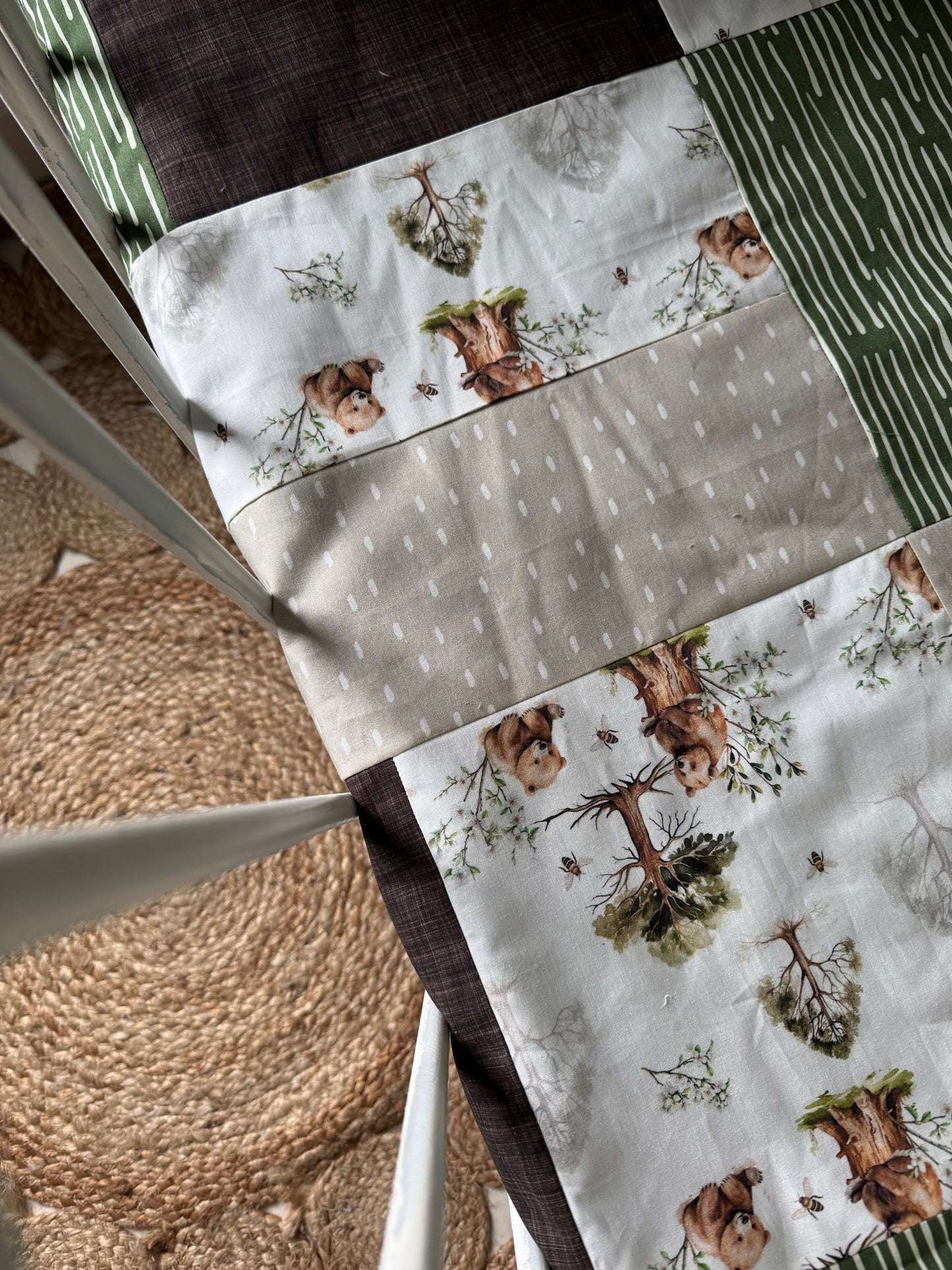 Prête à partir, Couverture de style courtepointe légèrement matelassée, Oursons et arbres. Endos doux en minky vert