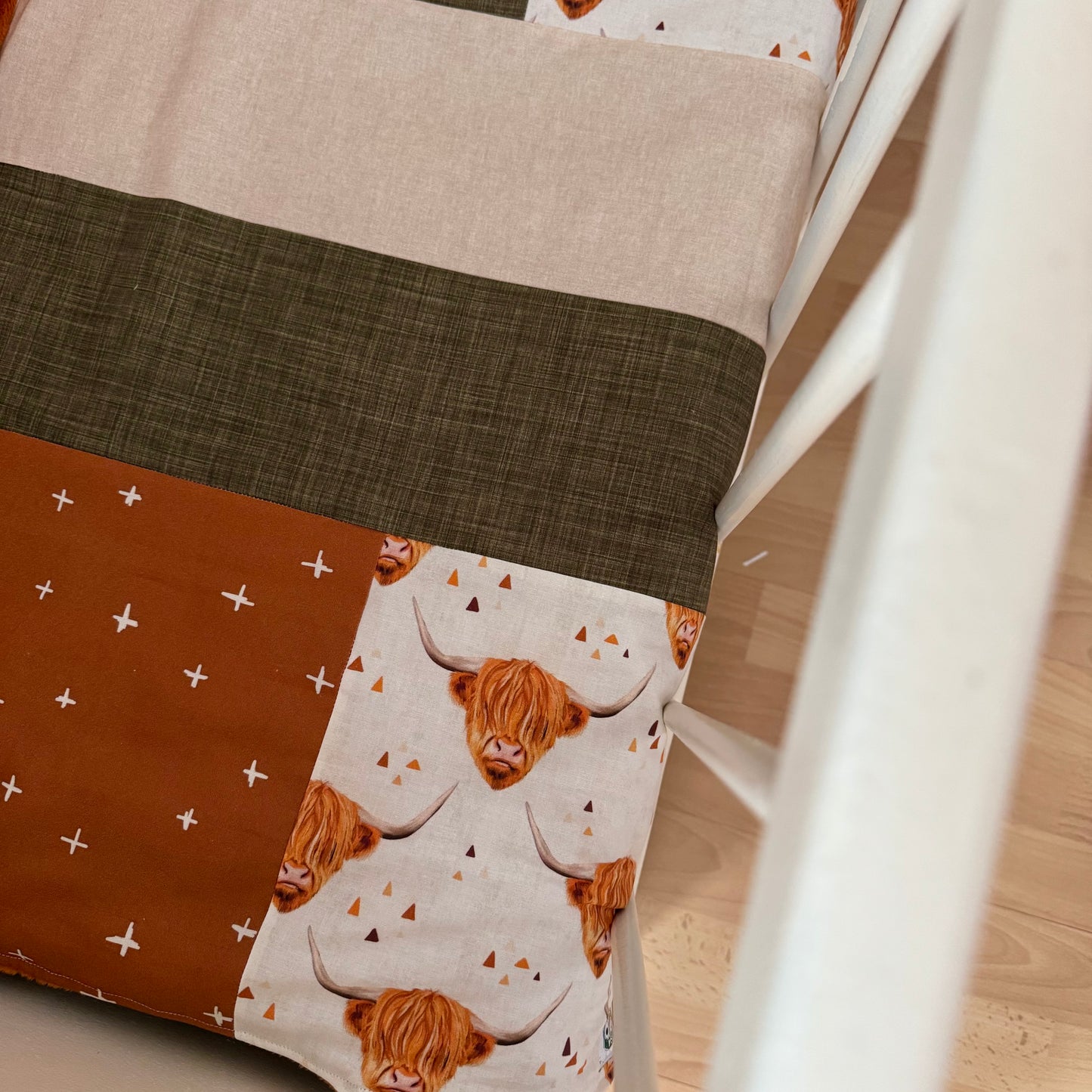 Prête à partir, Couverture de style courtepointe légèrement matelassée, vaches highland. Endos doux en minky orange