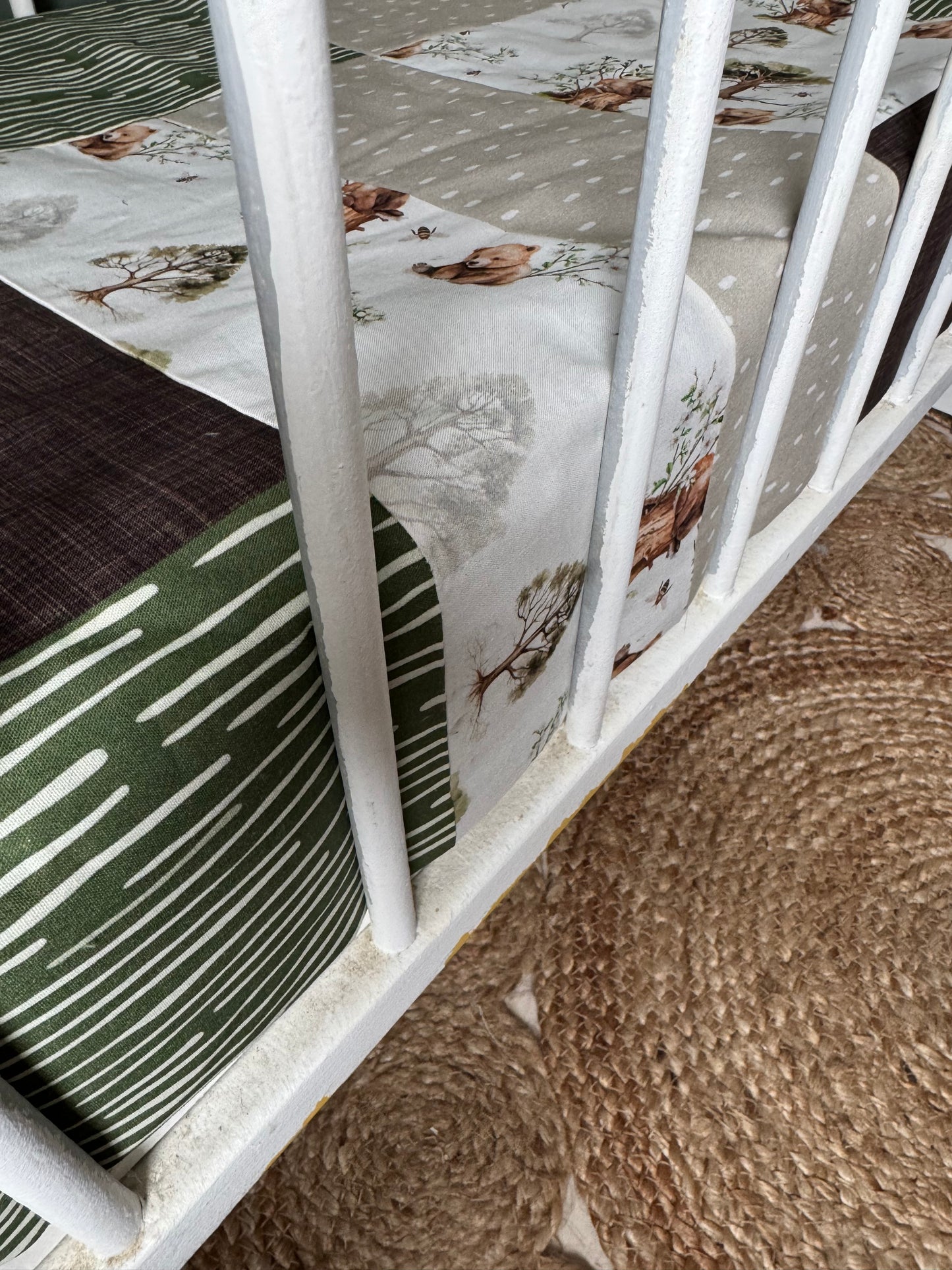 Prête à partir, Couverture de style courtepointe légèrement matelassée, Oursons et arbres. Endos doux en minky vert