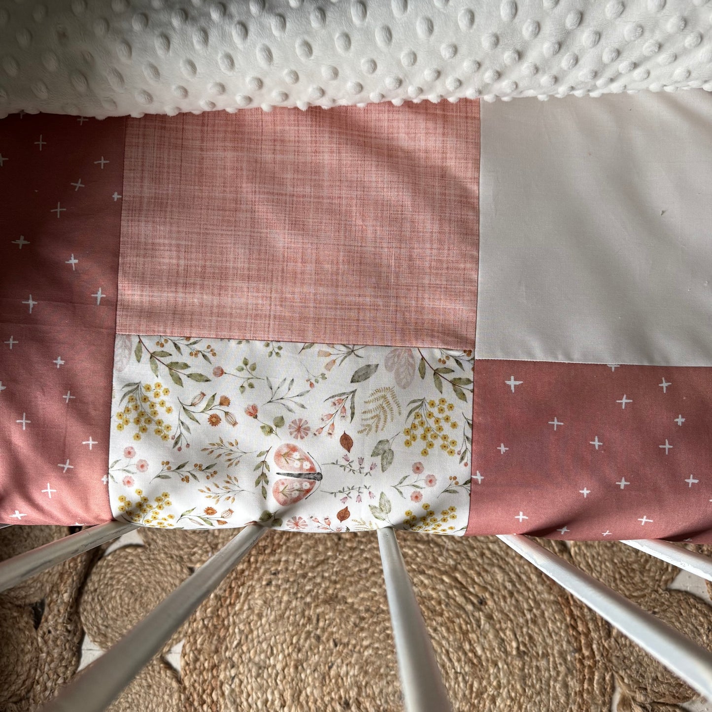 Prête à partir, Couverture de style courtepointe légèrement matelassée, Abeilles. Endos doux en minky ivoire