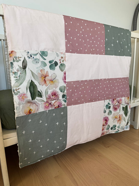 Prête à partir, Couverture de style courtepointe légèrement matelassée, fleurs roses et feuillage. Endos doux en minky ivoire