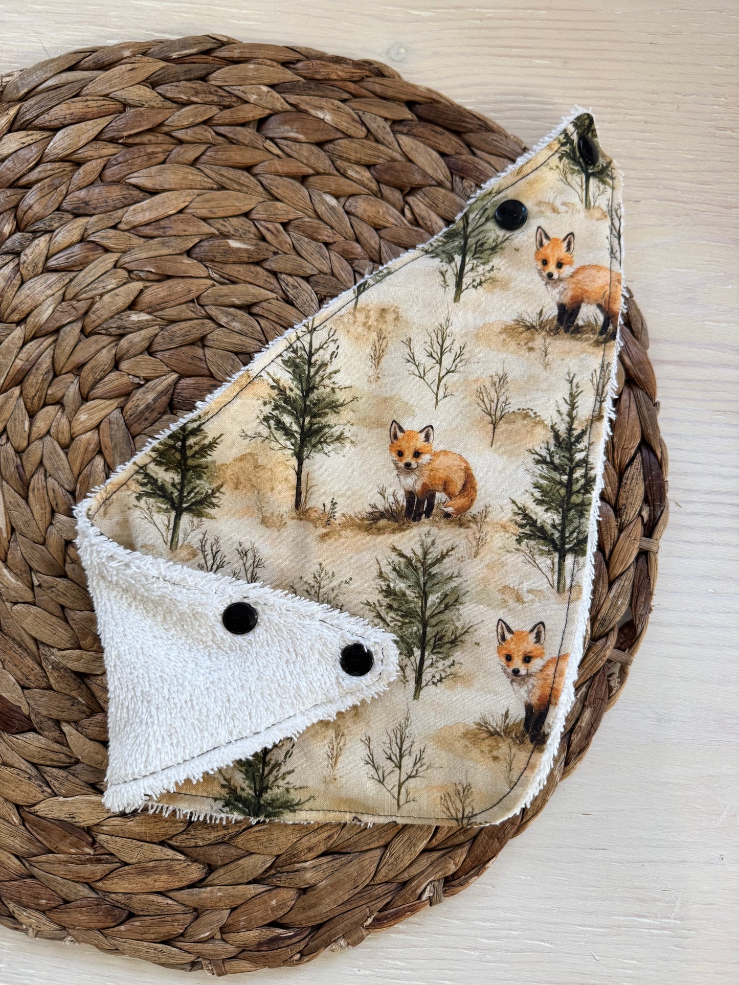 Foulard-Bavoir, petite bavette style bandana, bavoir, avec endos en ratine absorbante.
