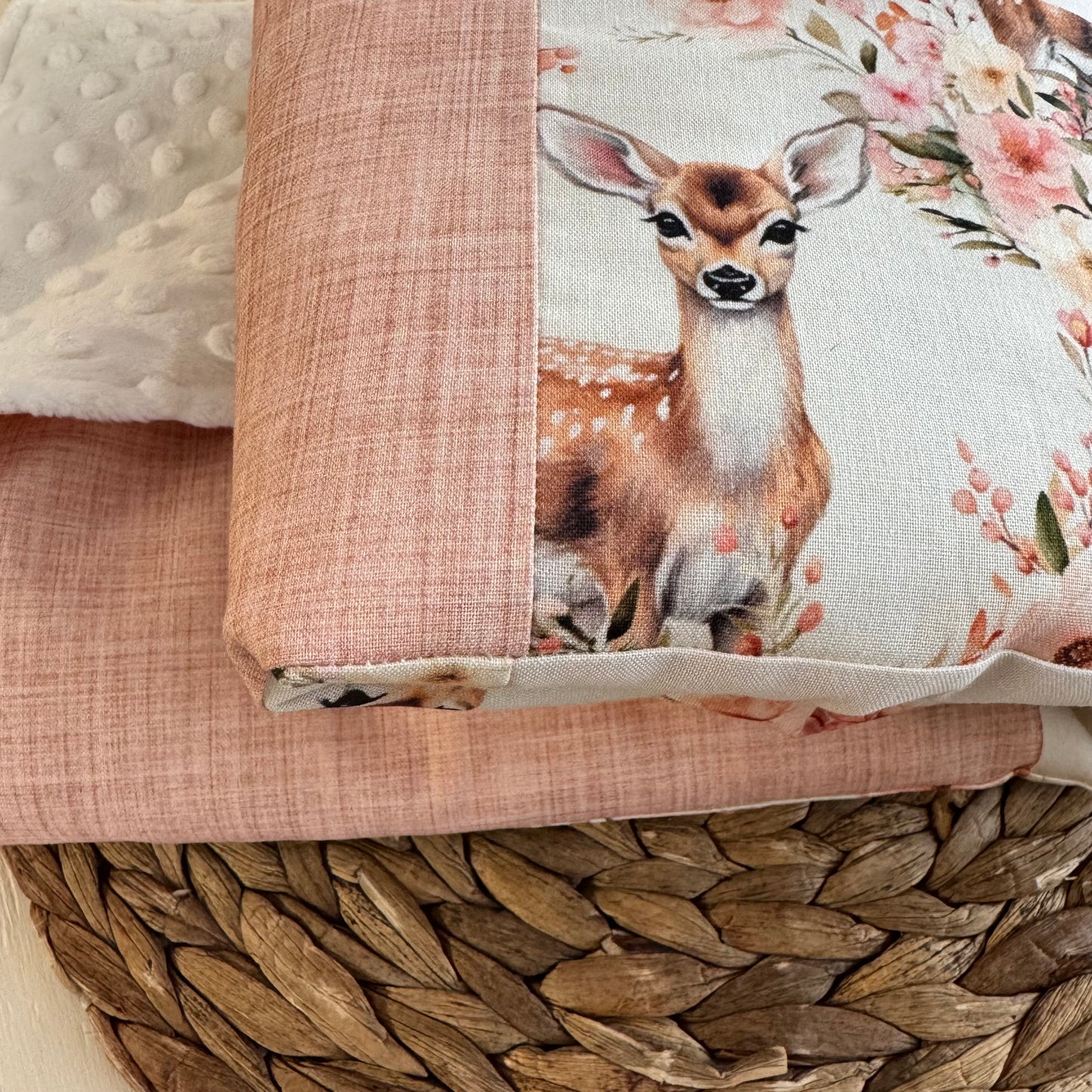 Prête à partir, Couverture de style courtepointe légèrement matelassée, cerfs fleuri rose et jaune. Endos doux en minky ivoire