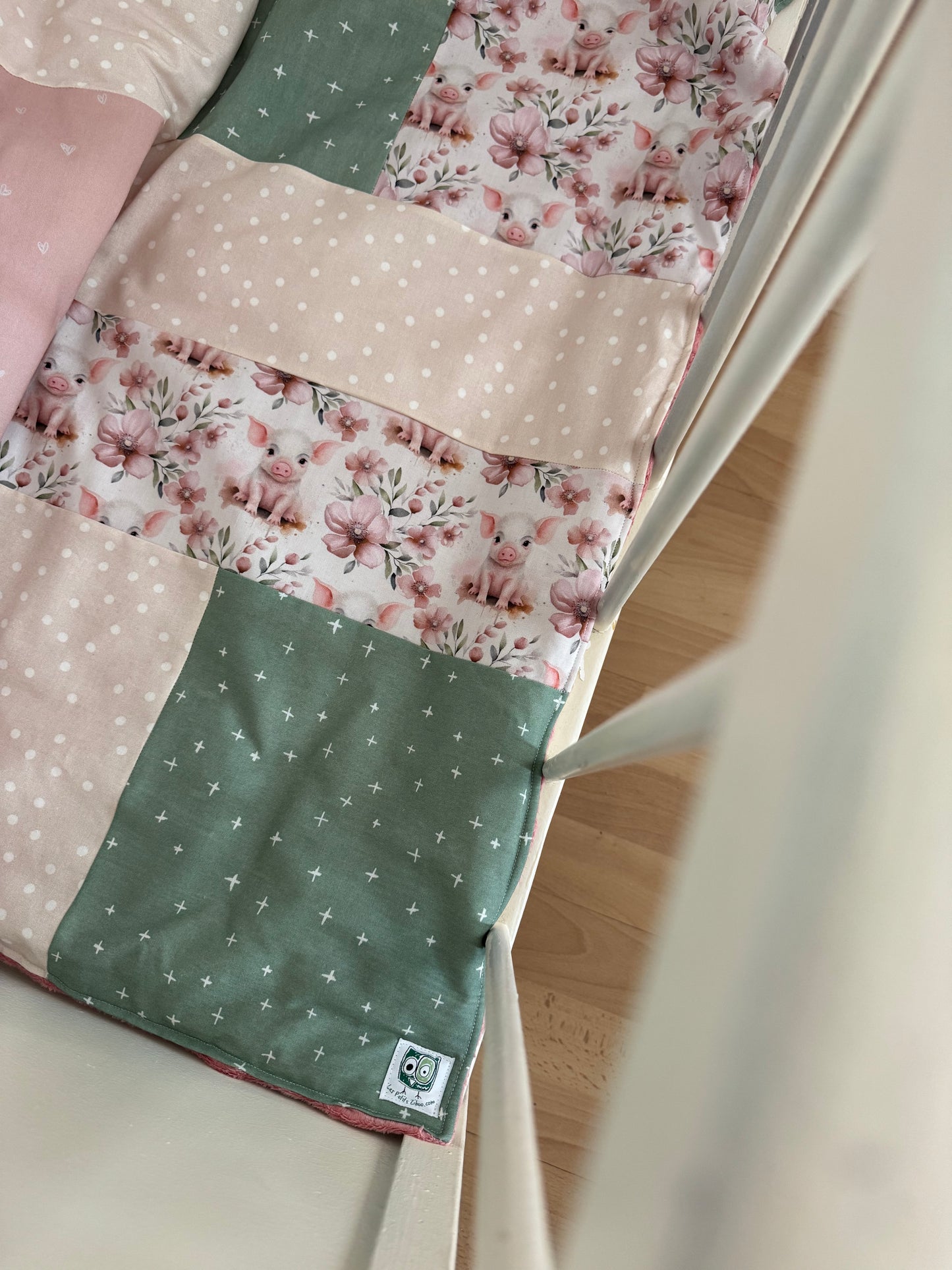 Prête à partir, Couverture de style courtepointe légèrement matelassée, Cochons roses. Endos doux en minky ivoire