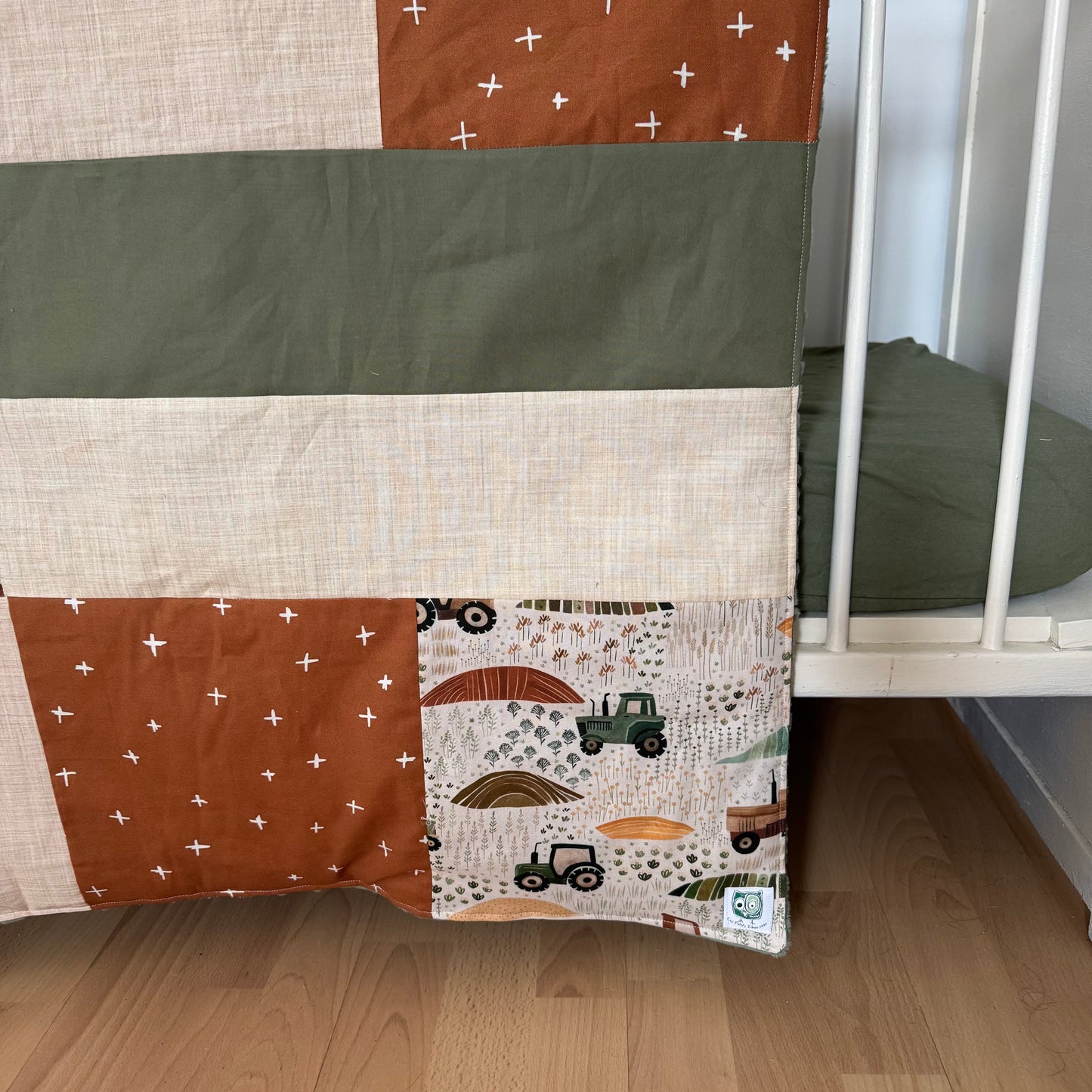 Prête à partir, Couverture de style courtepointe légèrement matelassée, tracteurs . Endos doux en minky vert olive