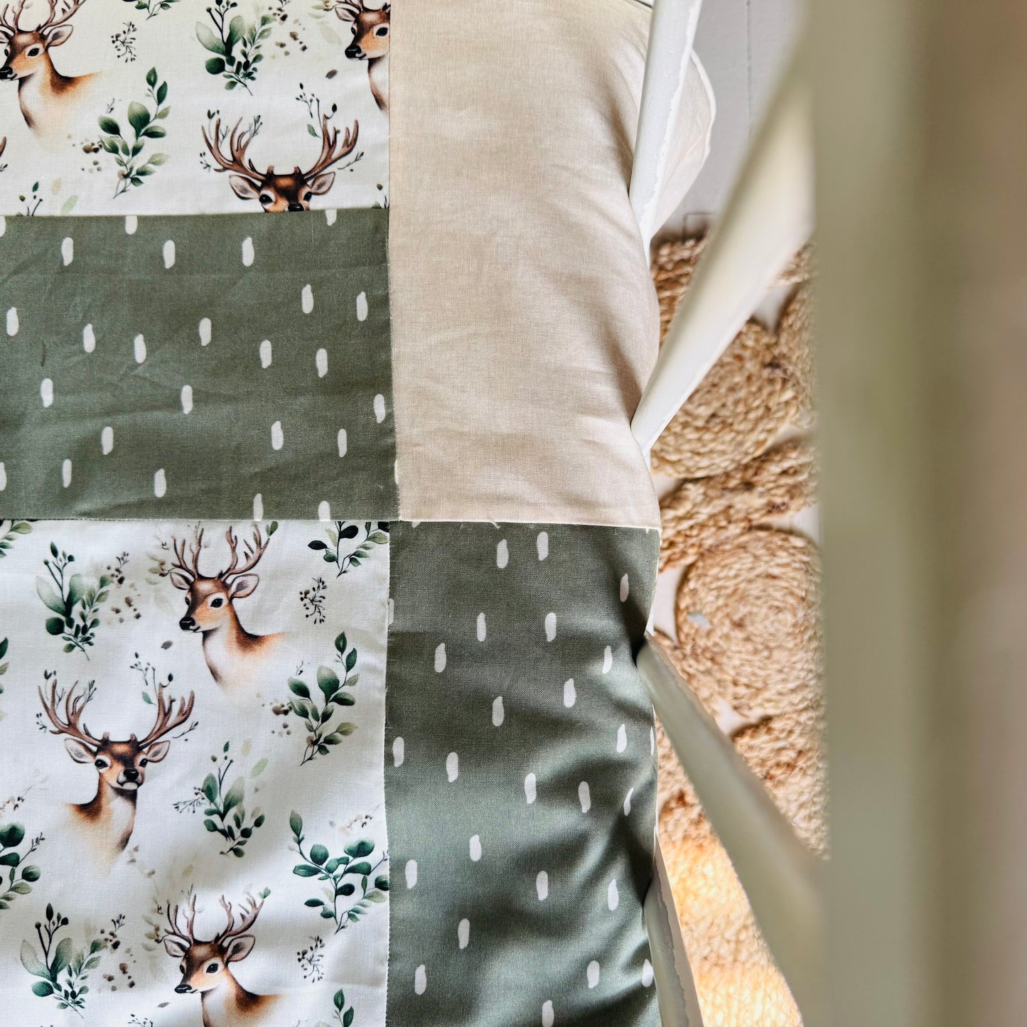 Prête à partir, Couverture de style courtepointe légèrement matelassée, Cerfs et branches. Endos doux en minky vert olive