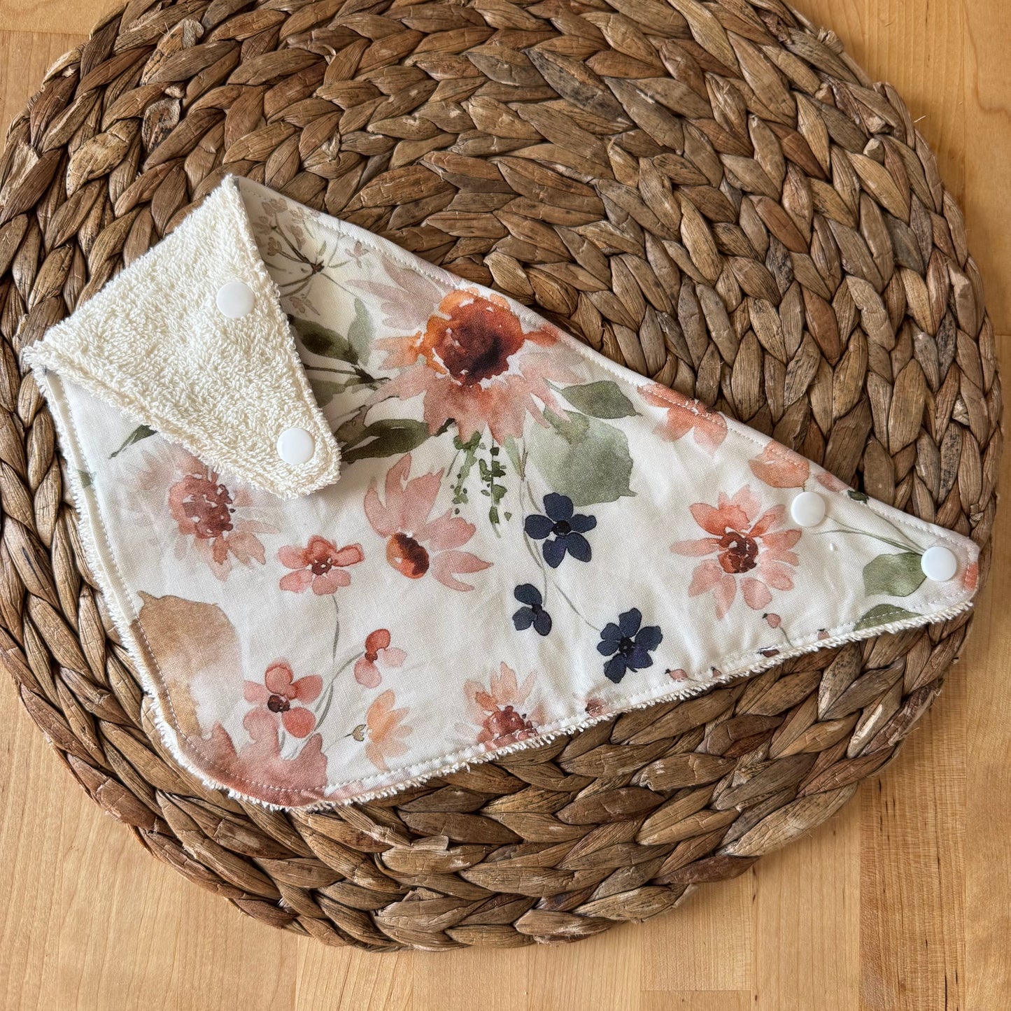 Foulard-Bavoir, petite bavette style bandana, bavoir, avec endos en ratine absorbante.