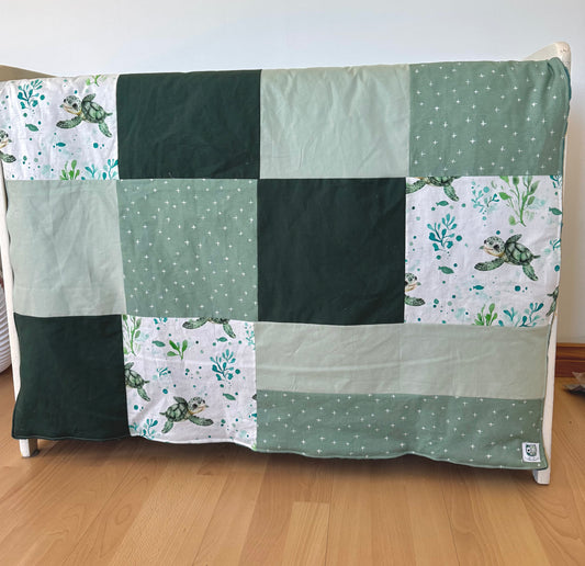 Prête à partir, Couverture de style courtepointe légèrement matelassée, tortues.  Endos doux en minky émeraude