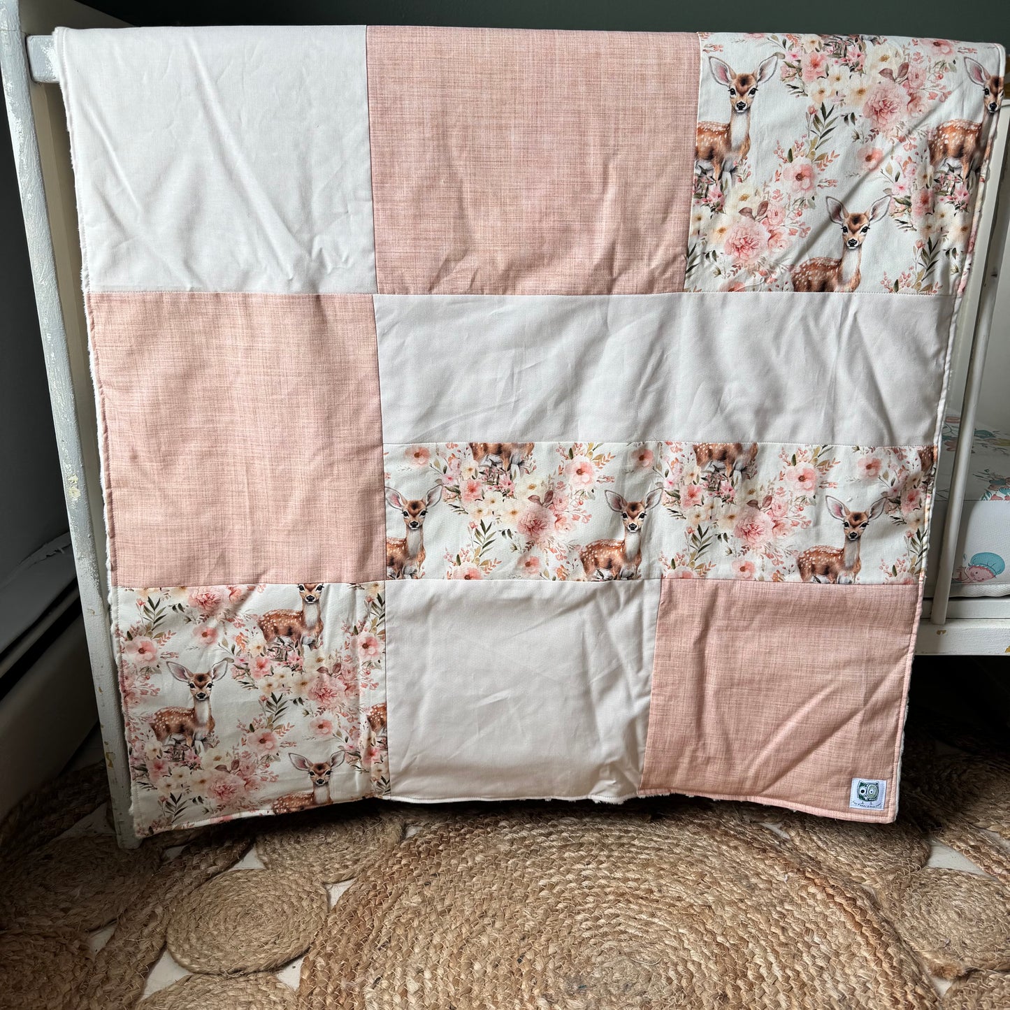 Prête à partir, Couverture de style courtepointe légèrement matelassée, cerfs fleuri rose et jaune. Endos doux en minky ivoire