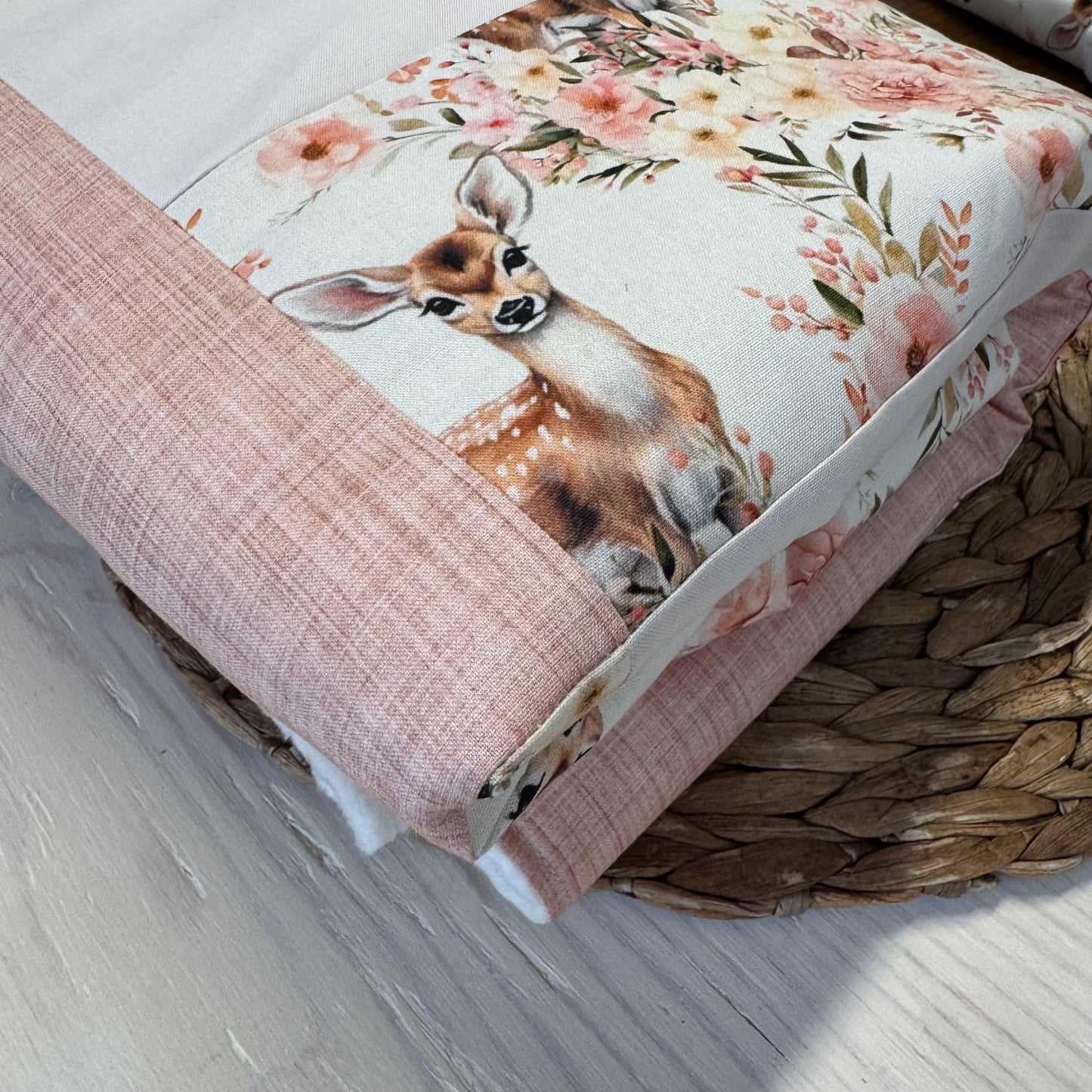 Prête à partir, Couverture de style courtepointe légèrement matelassée, cerfs fleuri rose et jaune. Endos doux en minky ivoire