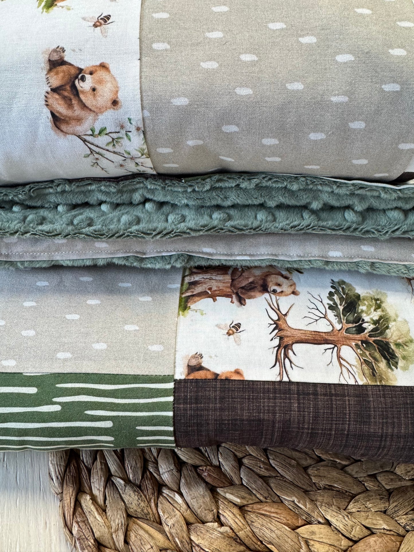 Prête à partir, Couverture de style courtepointe légèrement matelassée, Oursons et arbres. Endos doux en minky vert