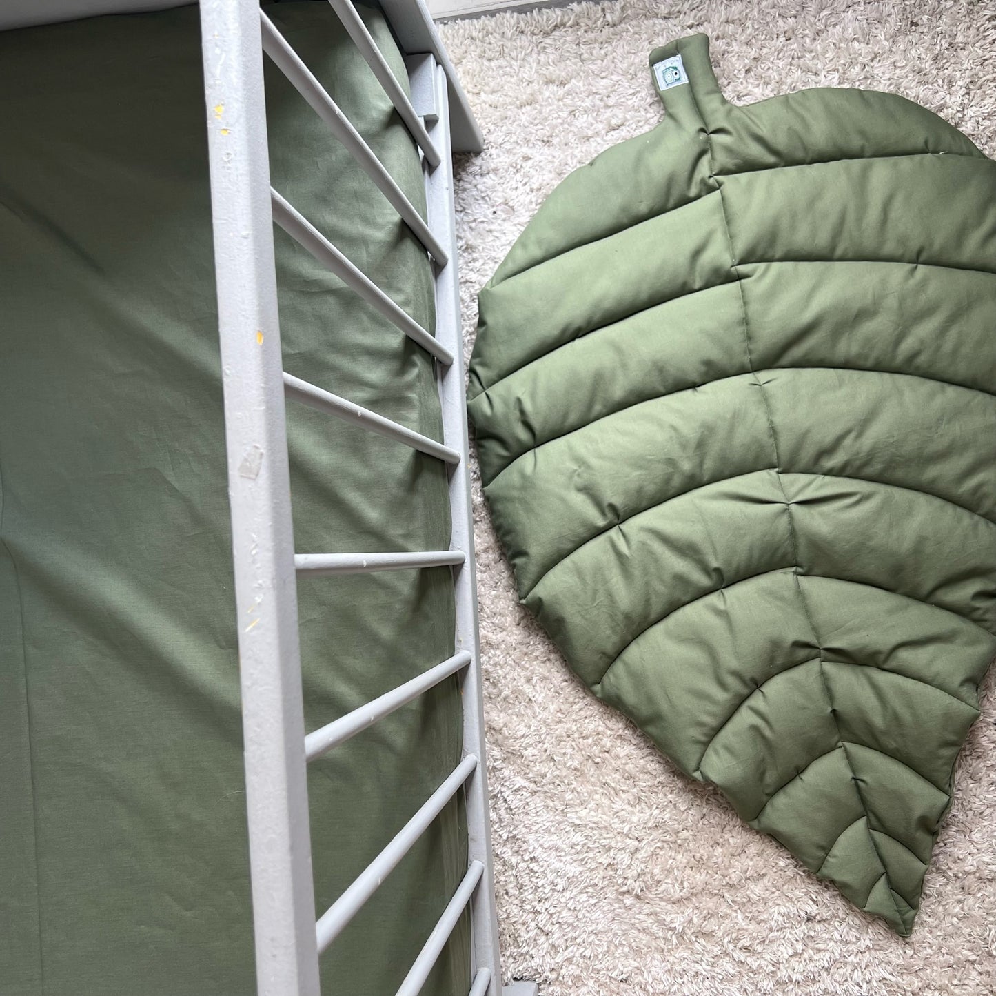 Couverture de style courtepointe À LA FERME / VERT JUNGLE terracotta, beige et vert olive. Endos doux au choix et possibilité d'ajouter des accessoires assortis