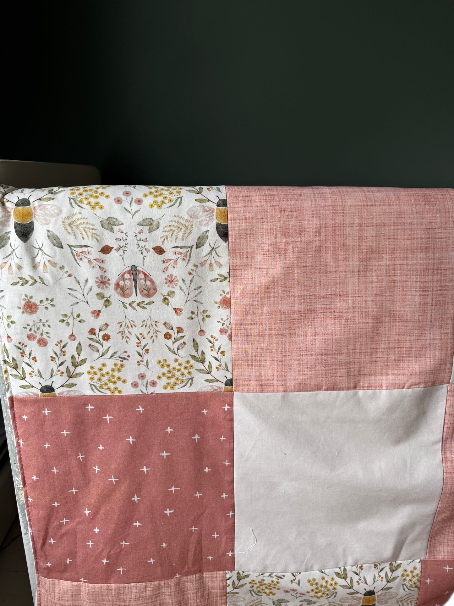 Prête à partir, Couverture de style courtepointe légèrement matelassée, Abeilles. Endos doux en minky ivoire