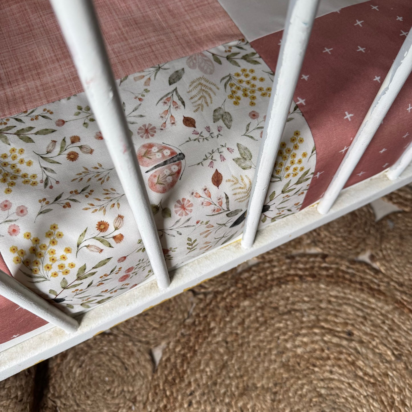 Prête à partir, Couverture de style courtepointe légèrement matelassée, Abeilles. Endos doux en minky ivoire