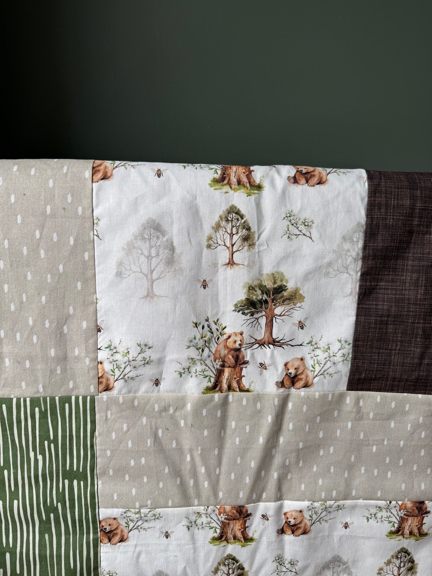 Prête à partir, Couverture de style courtepointe légèrement matelassée, Oursons et arbres. Endos doux en minky vert