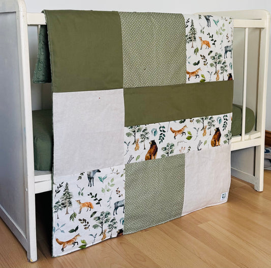 Prête à partir, Couverture de style courtepointe légèrement matelassée, Animaux de la forêt vert et beige.  Endos doux en minky vert