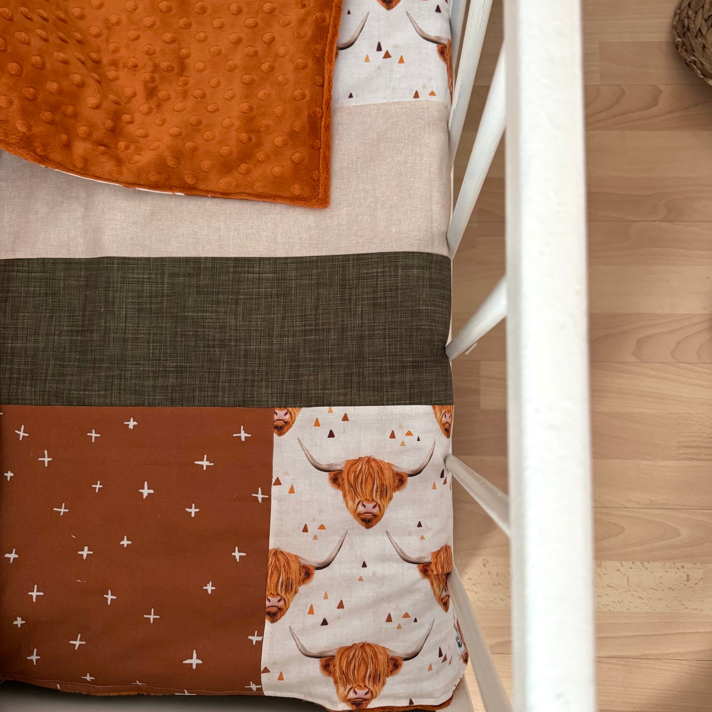 Prête à partir, Couverture de style courtepointe légèrement matelassée, vaches highland. Endos doux en minky orange