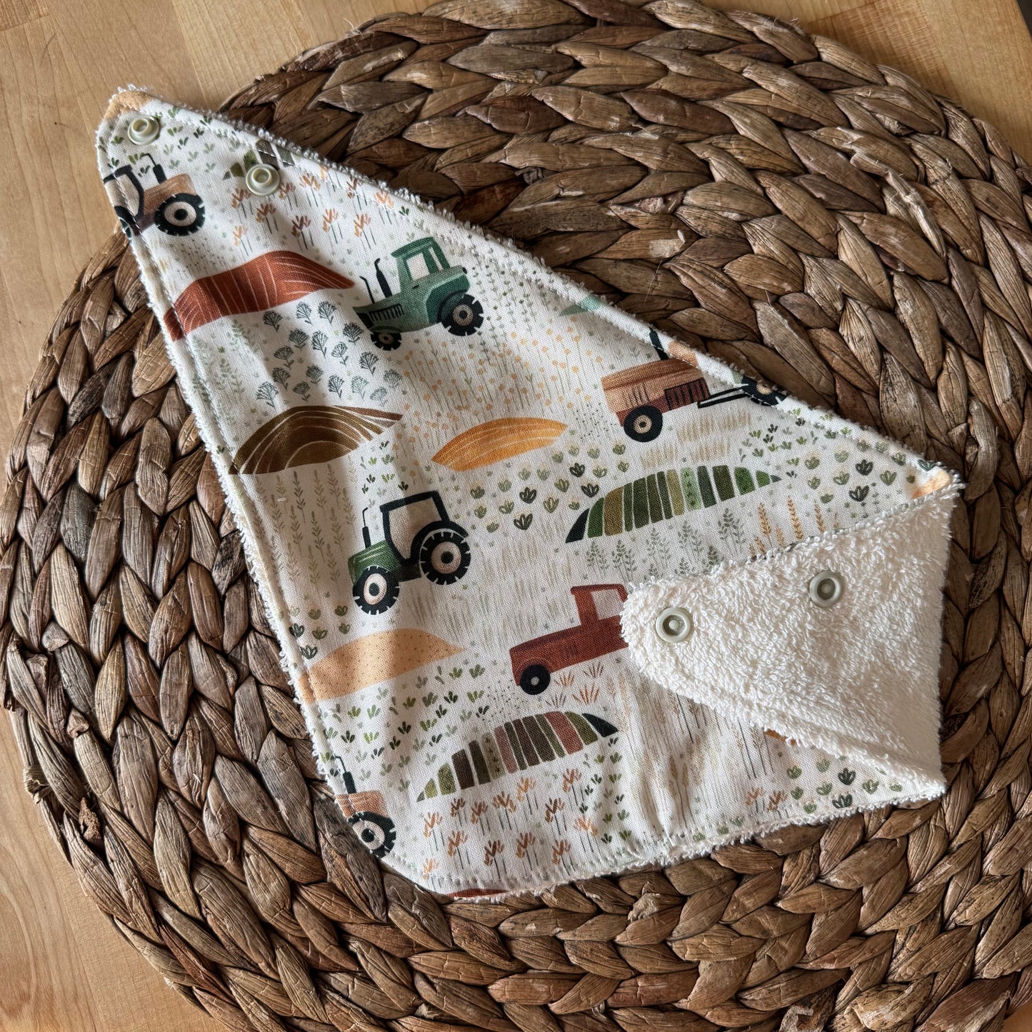 Foulard-Bavoir, petite bavette style bandana, bavoir, avec endos en ratine absorbante.