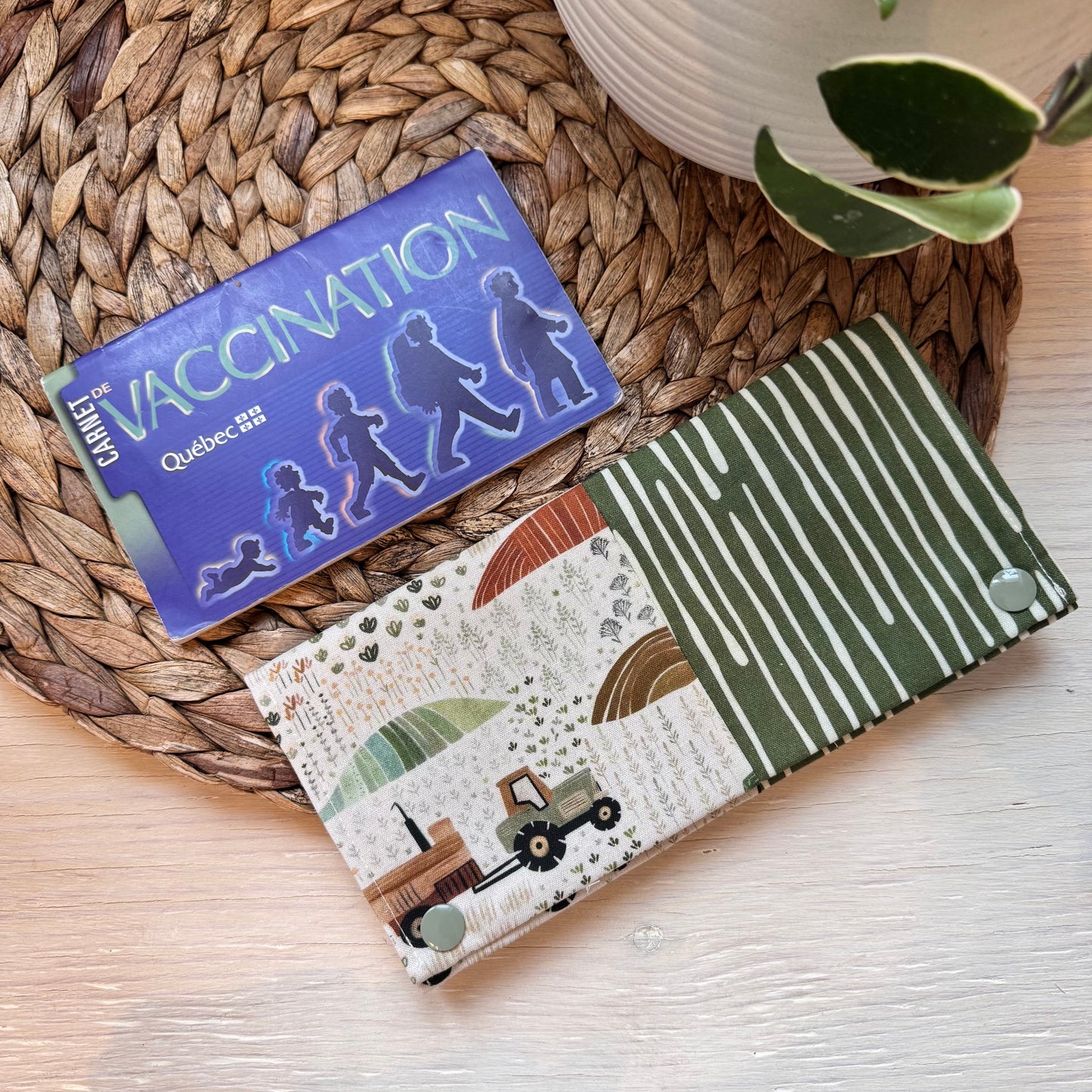 Protège carnet de santé pouvant contenir 2-3 carnets et 8-10 cartes. PRÊTS À PARTIR