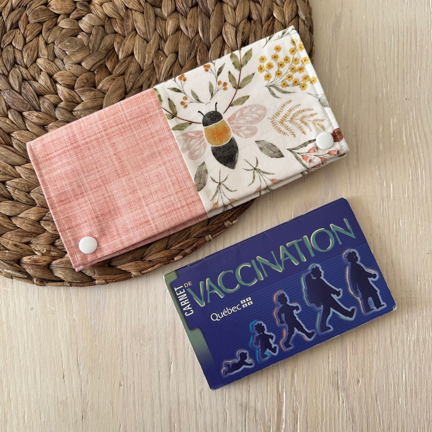 Protège carnet de santé pouvant contenir 2-3 carnets et 8-10 cartes. PRÊTS À PARTIR