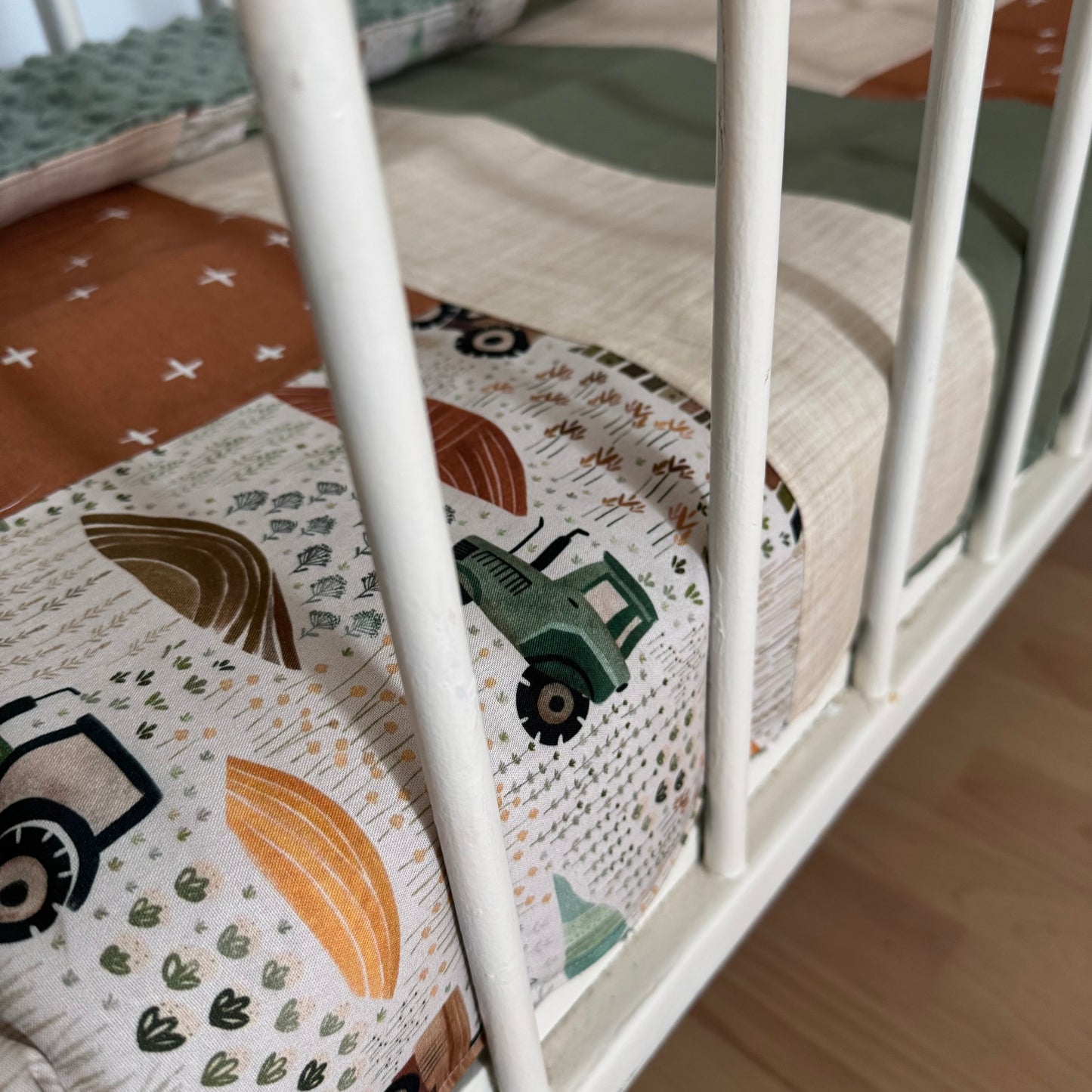 Prête à partir, Couverture de style courtepointe légèrement matelassée, tracteurs . Endos doux en minky vert olive